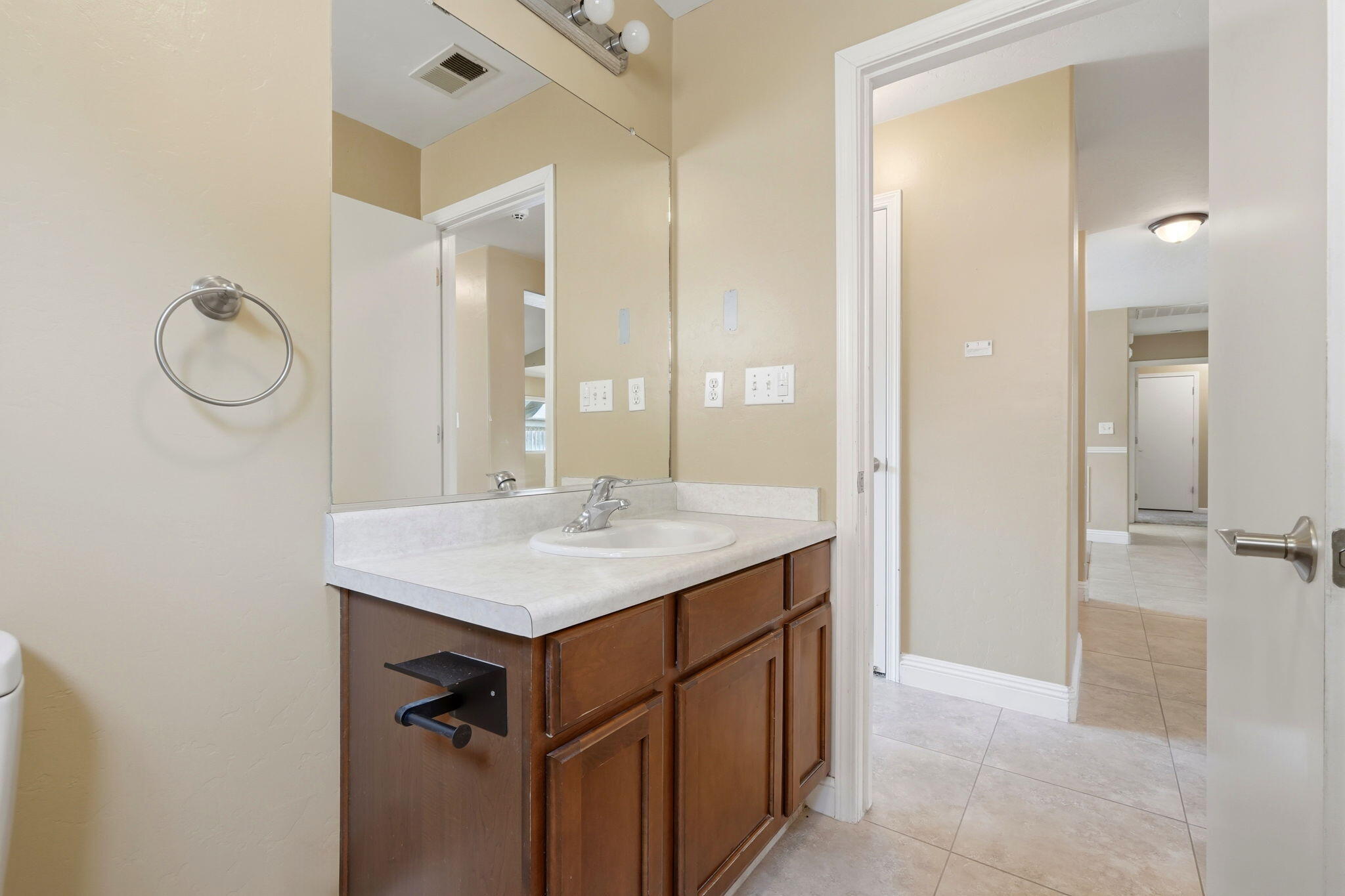2542 E Parkview Ave, Visalia, CA 93292