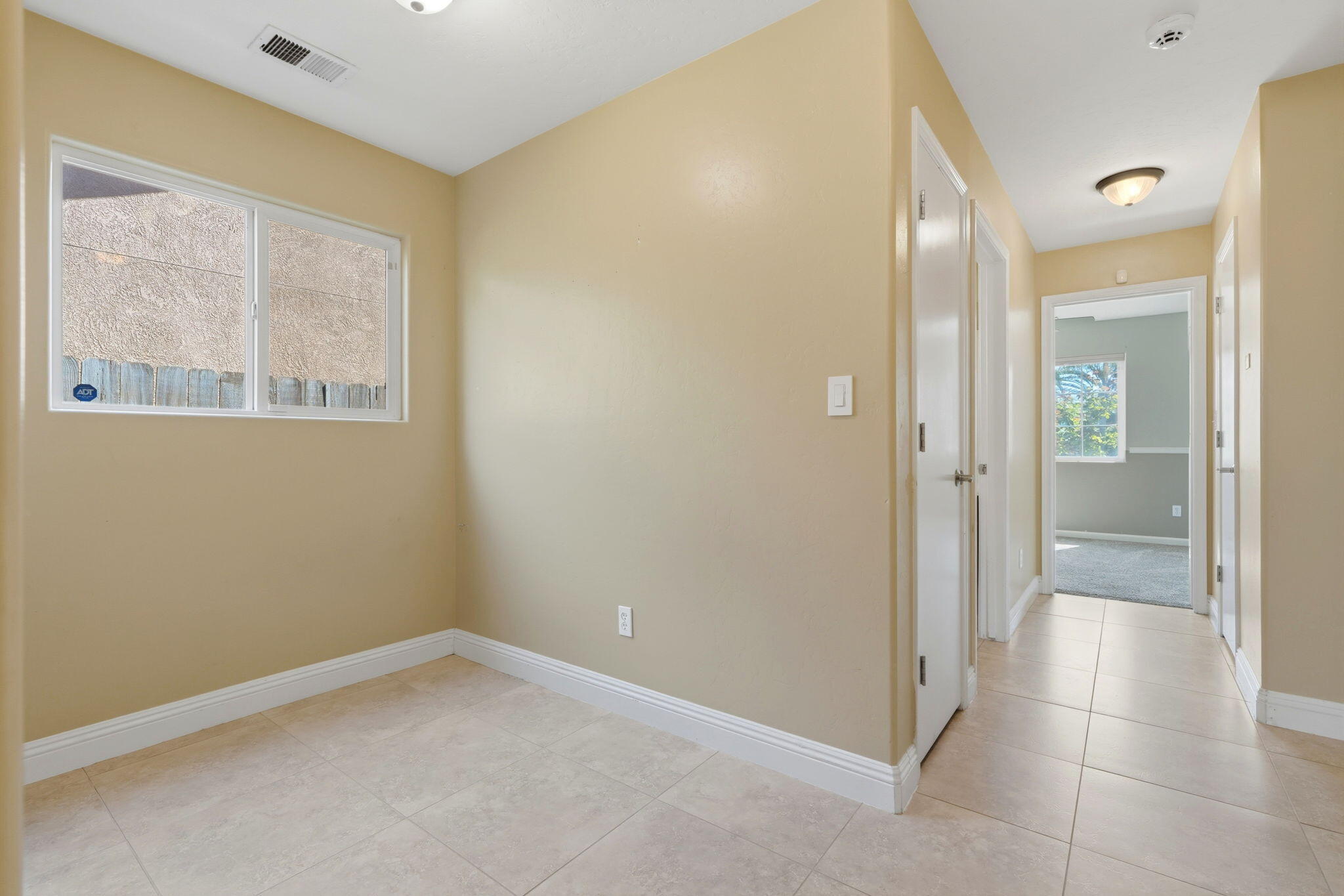 2542 E Parkview Ave, Visalia, CA 93292
