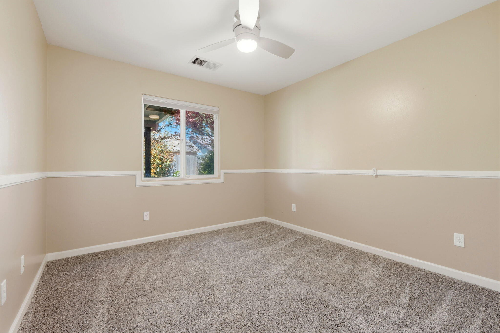 2542 E Parkview Ave, Visalia, CA 93292