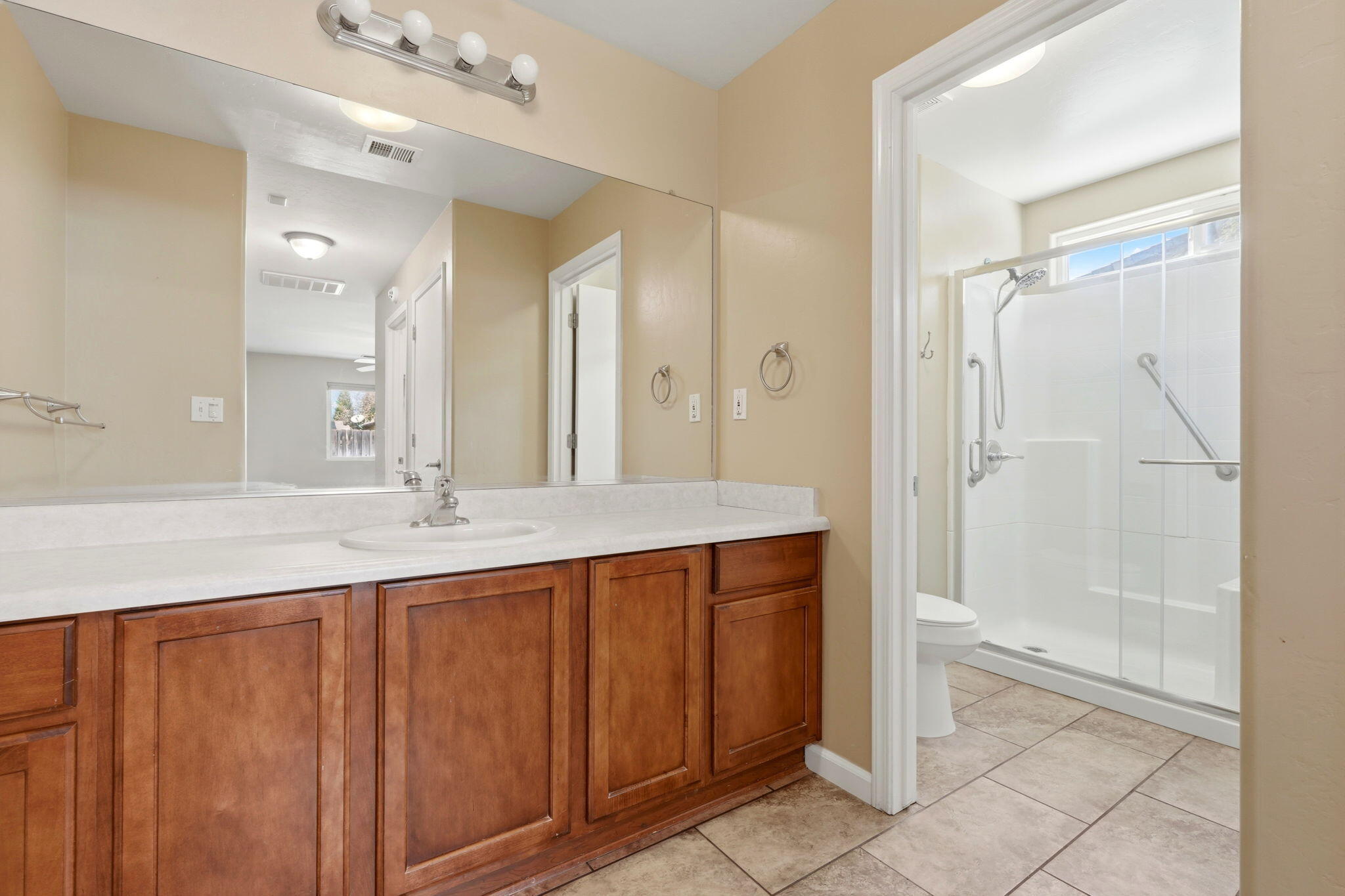 2542 E Parkview Ave, Visalia, CA 93292
