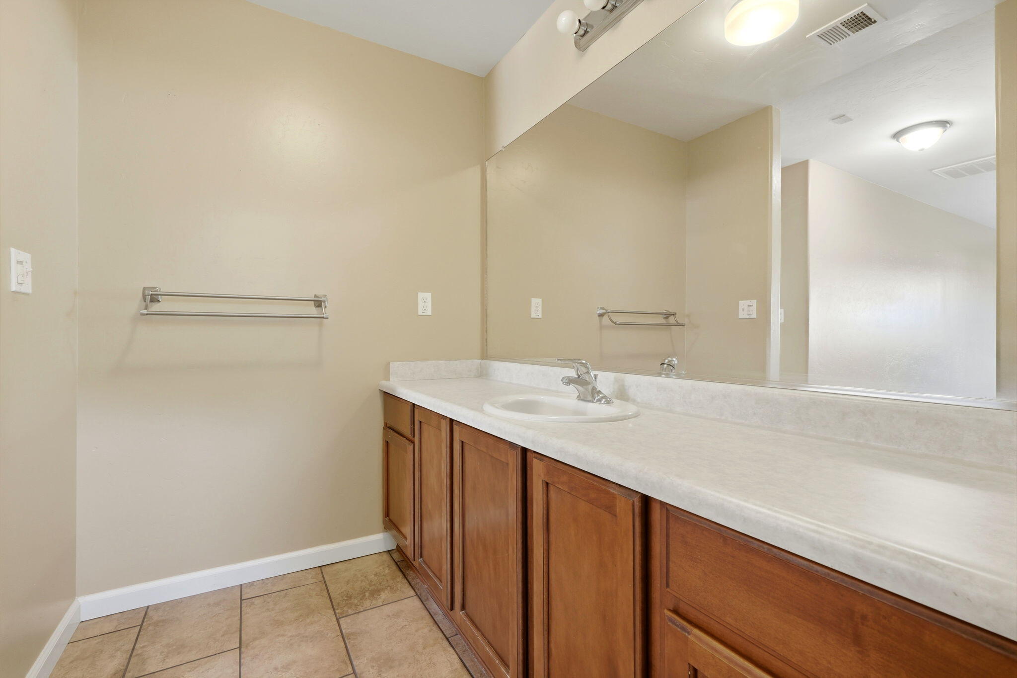 2542 E Parkview Ave, Visalia, CA 93292