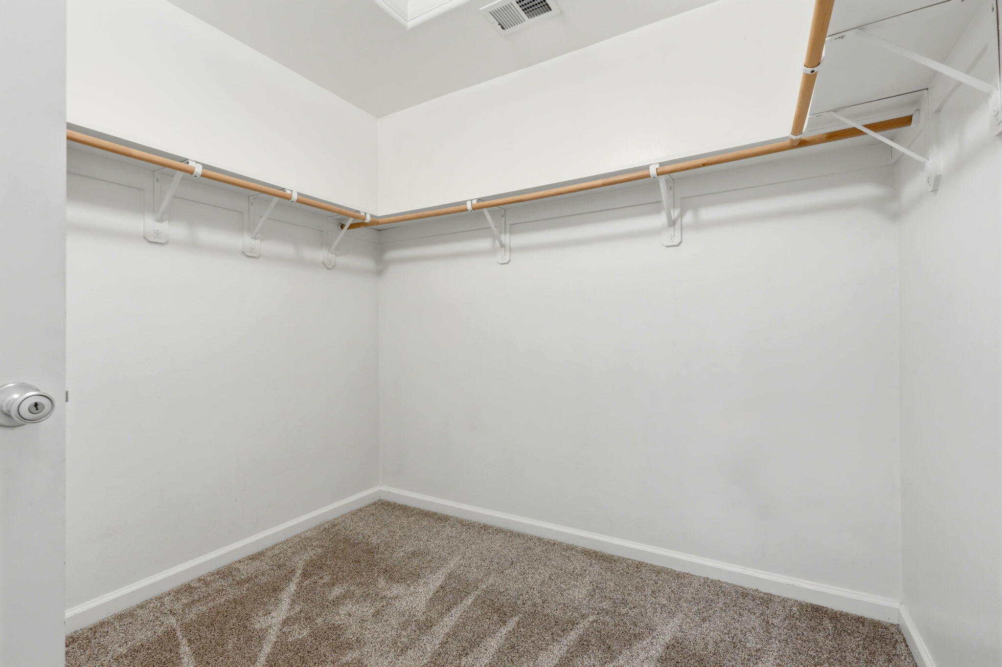 2542 E Parkview Ave, Visalia, CA 93292
