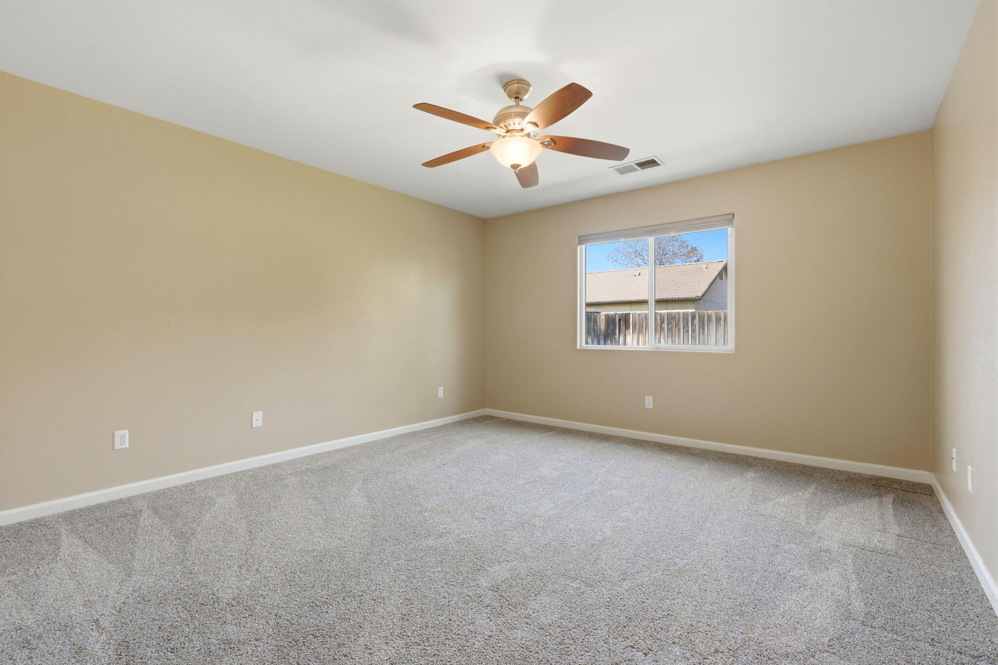 2542 E Parkview Ave, Visalia, CA 93292