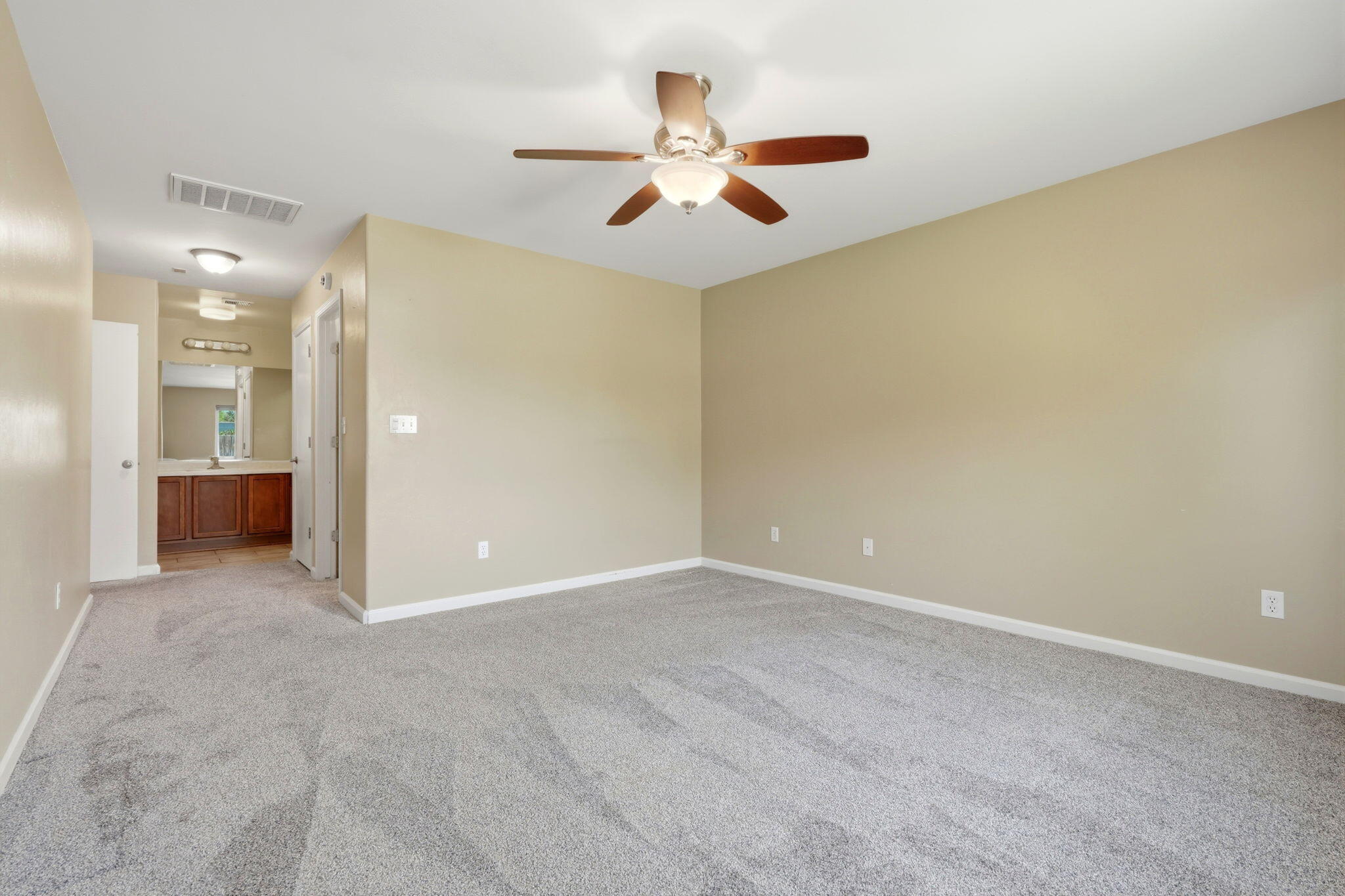 2542 E Parkview Ave, Visalia, CA 93292