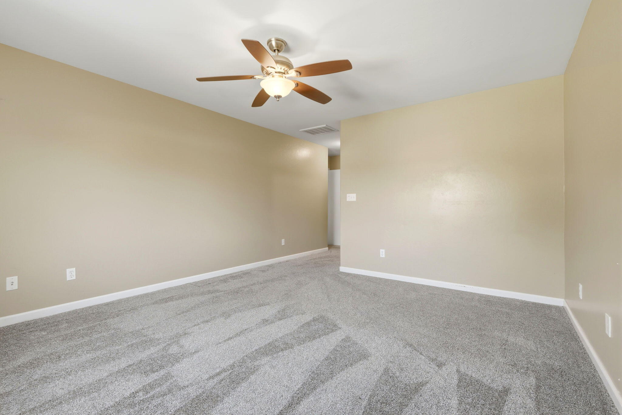 2542 E Parkview Ave, Visalia, CA 93292