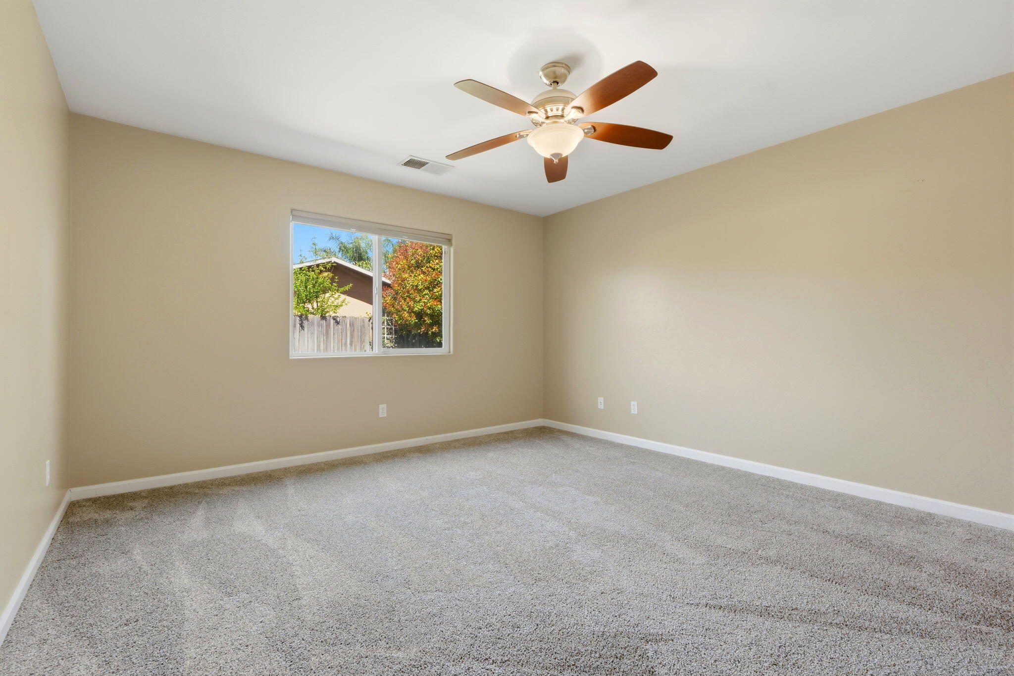 2542 E Parkview Ave, Visalia, CA 93292