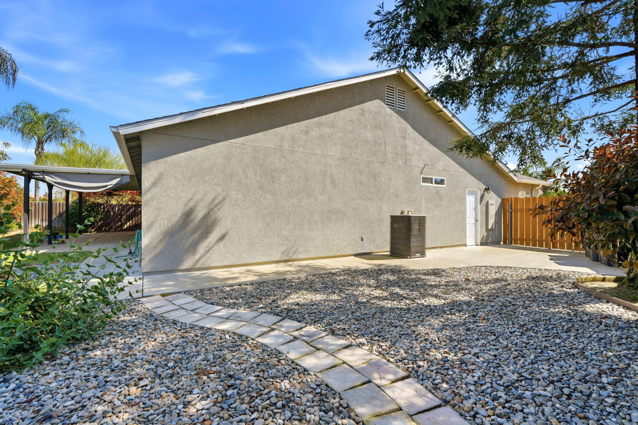 2542 E Parkview Ave, Visalia, CA 93292
