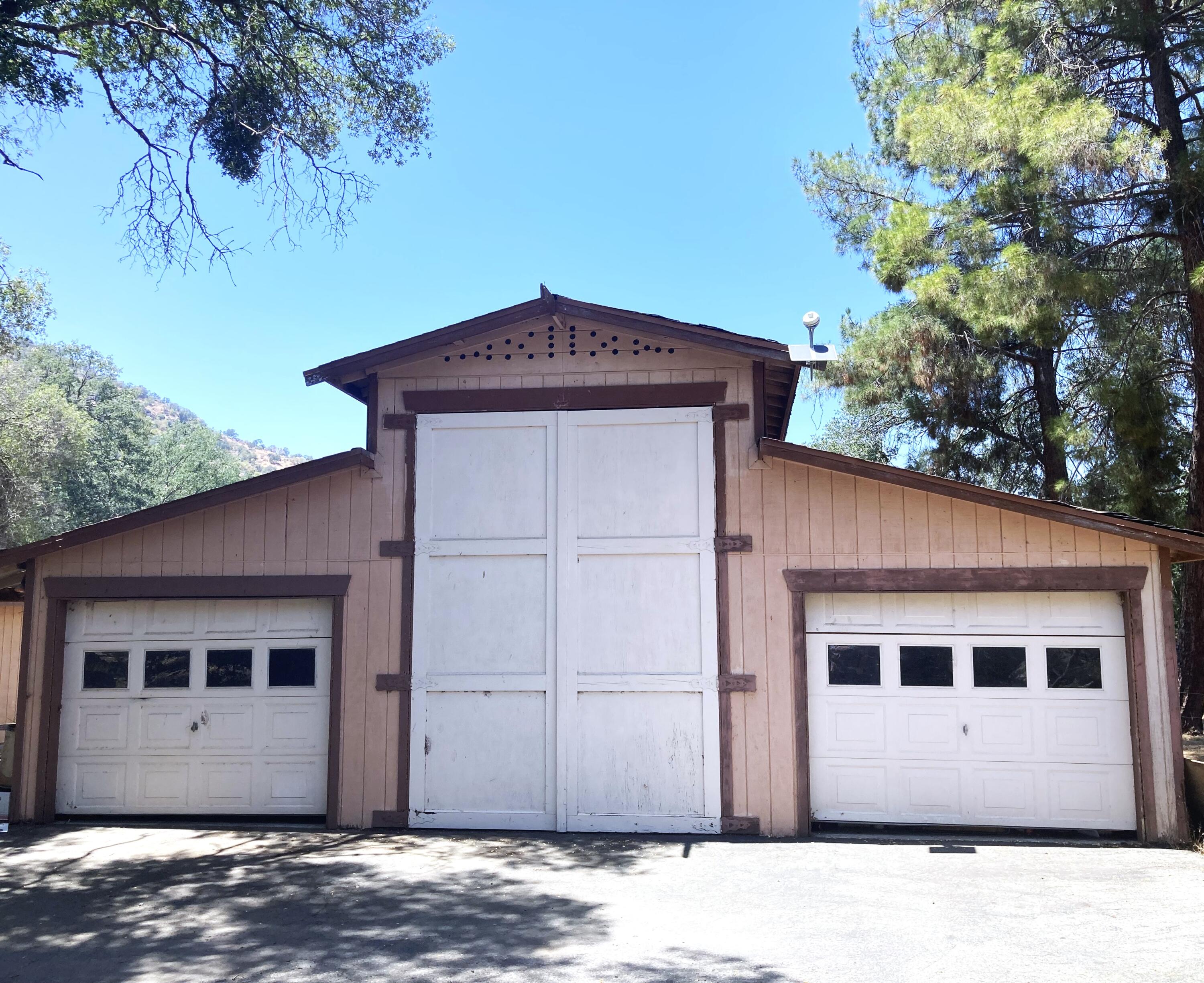 40999 Cherokee Oaks Dr, Three Rivers, CA 93271