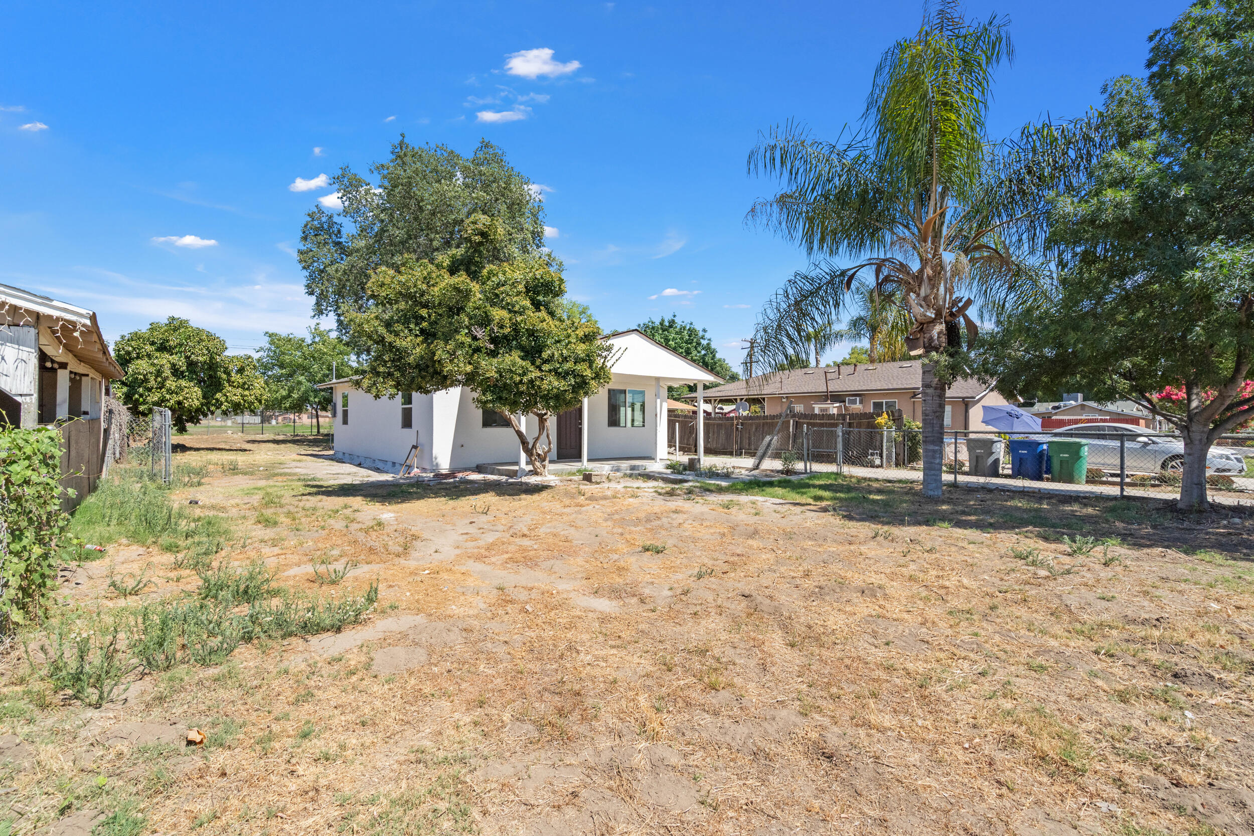 460 S Shasta Ave, Farmersville, CA 93223