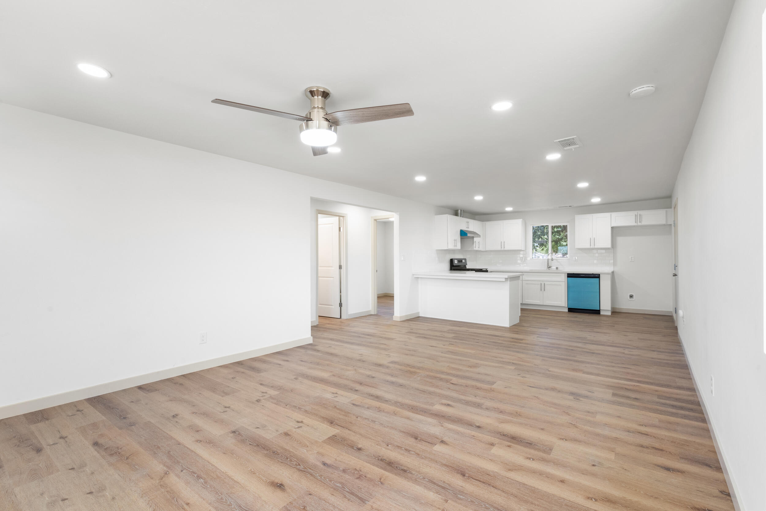 460 S Shasta Ave, Farmersville, CA 93223