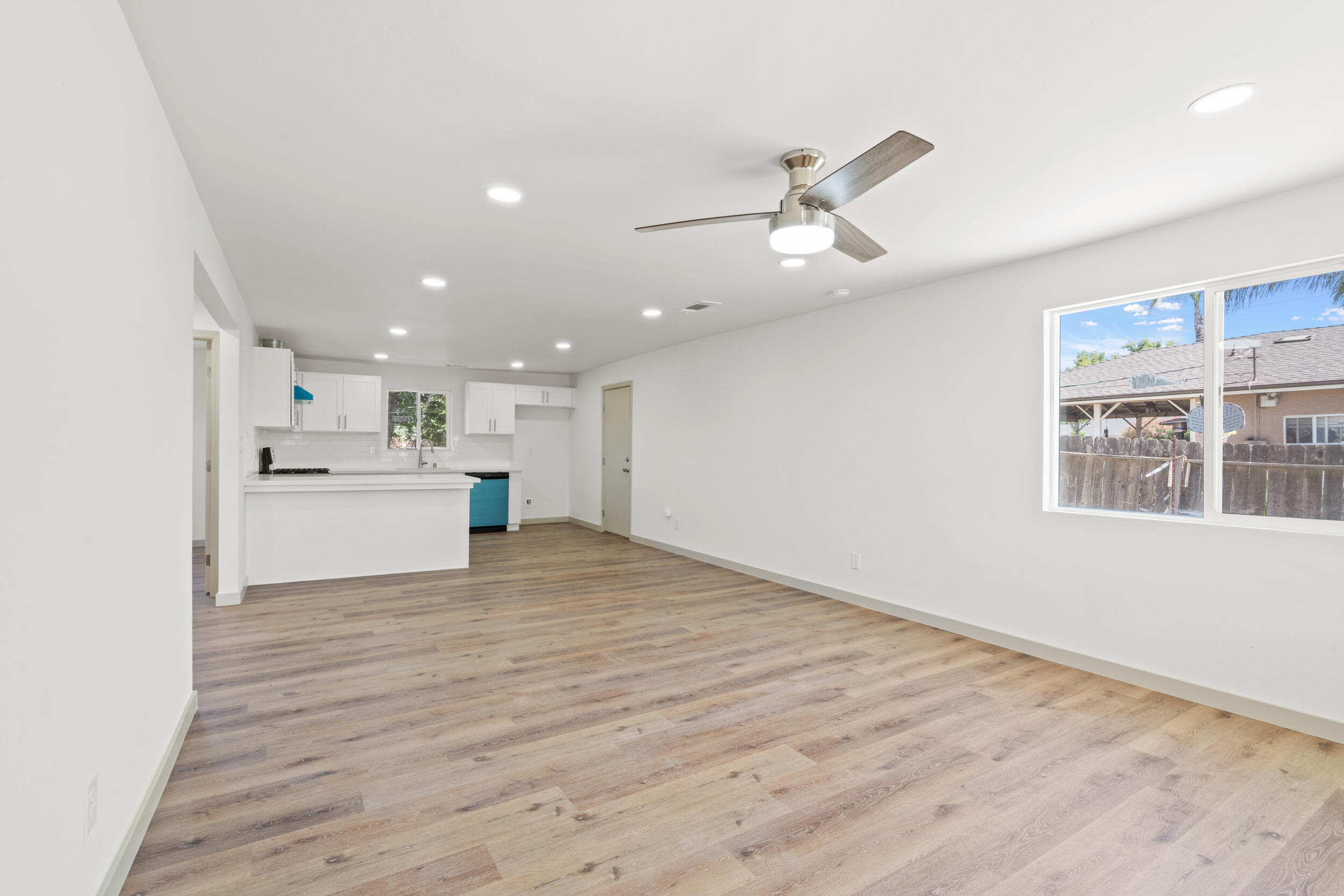 460 S Shasta Ave, Farmersville, CA 93223