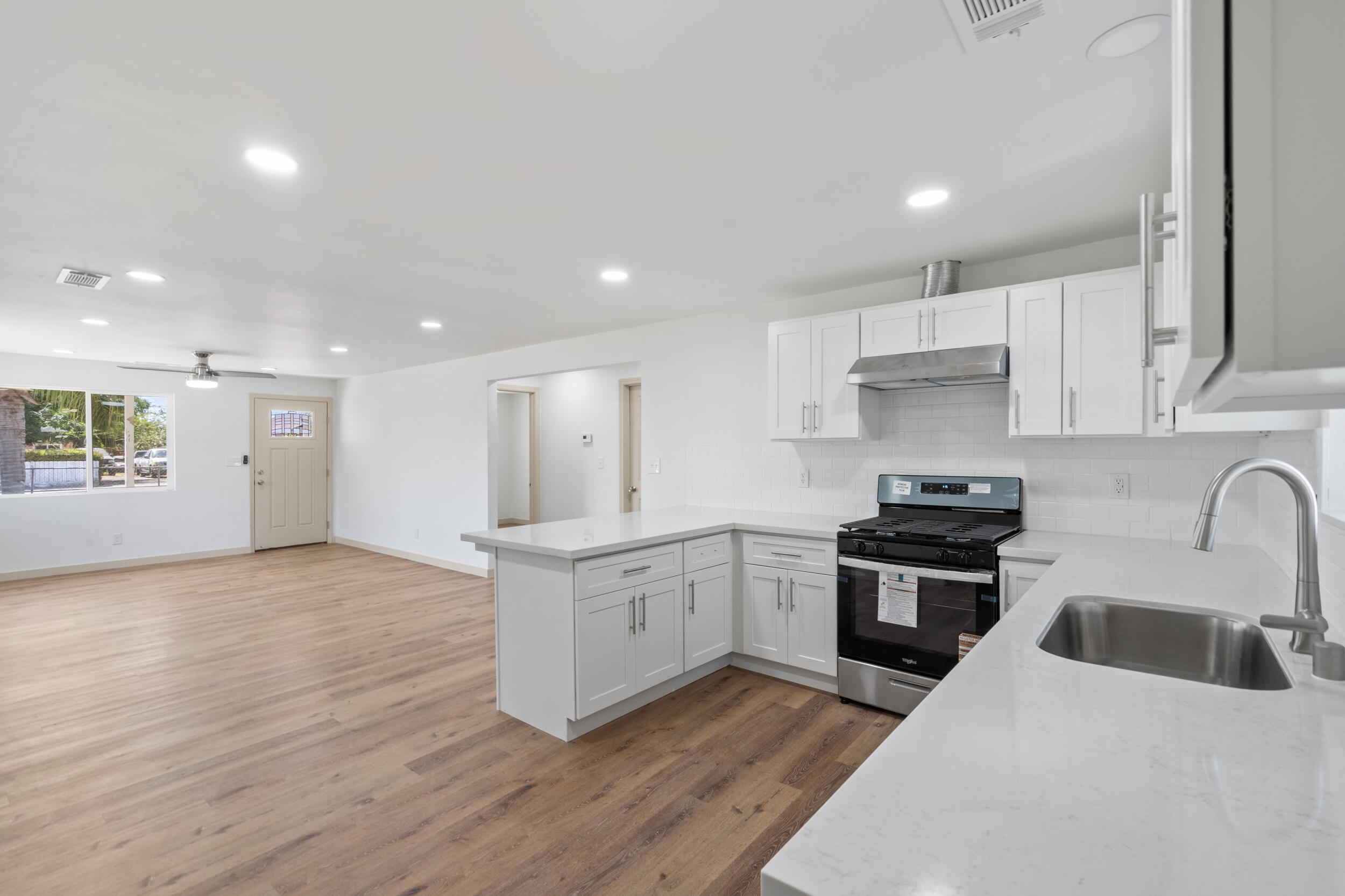 460 S Shasta Ave, Farmersville, CA 93223