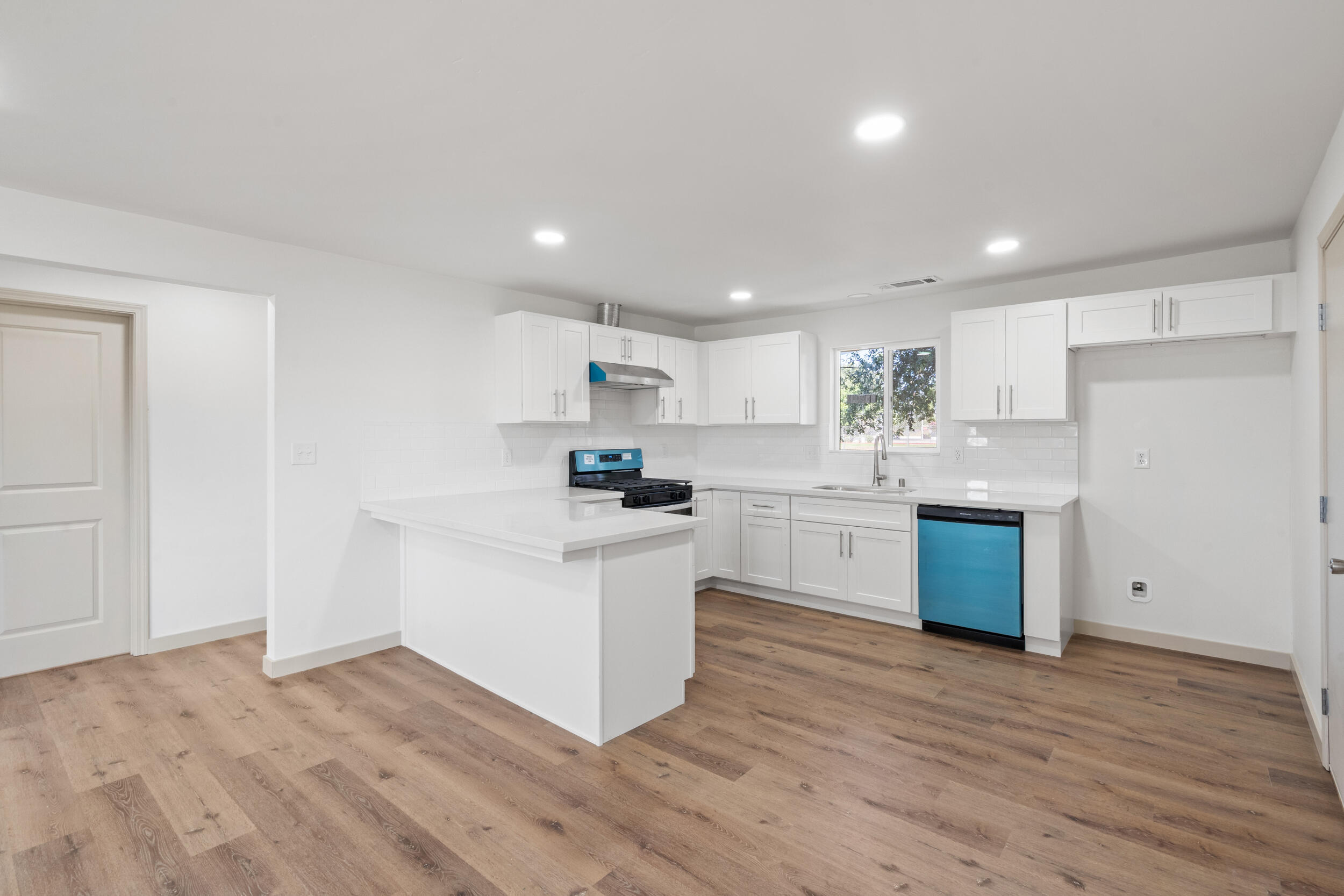 460 S Shasta Ave, Farmersville, CA 93223