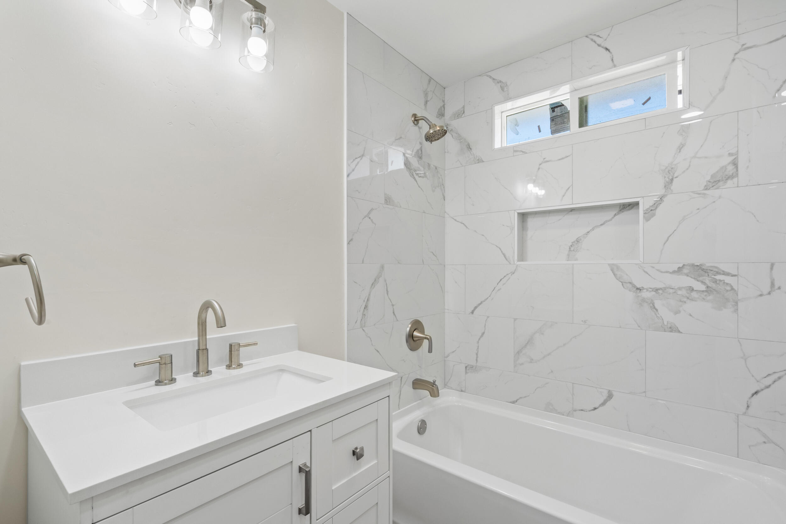 460 S Shasta Ave, Farmersville, CA 93223