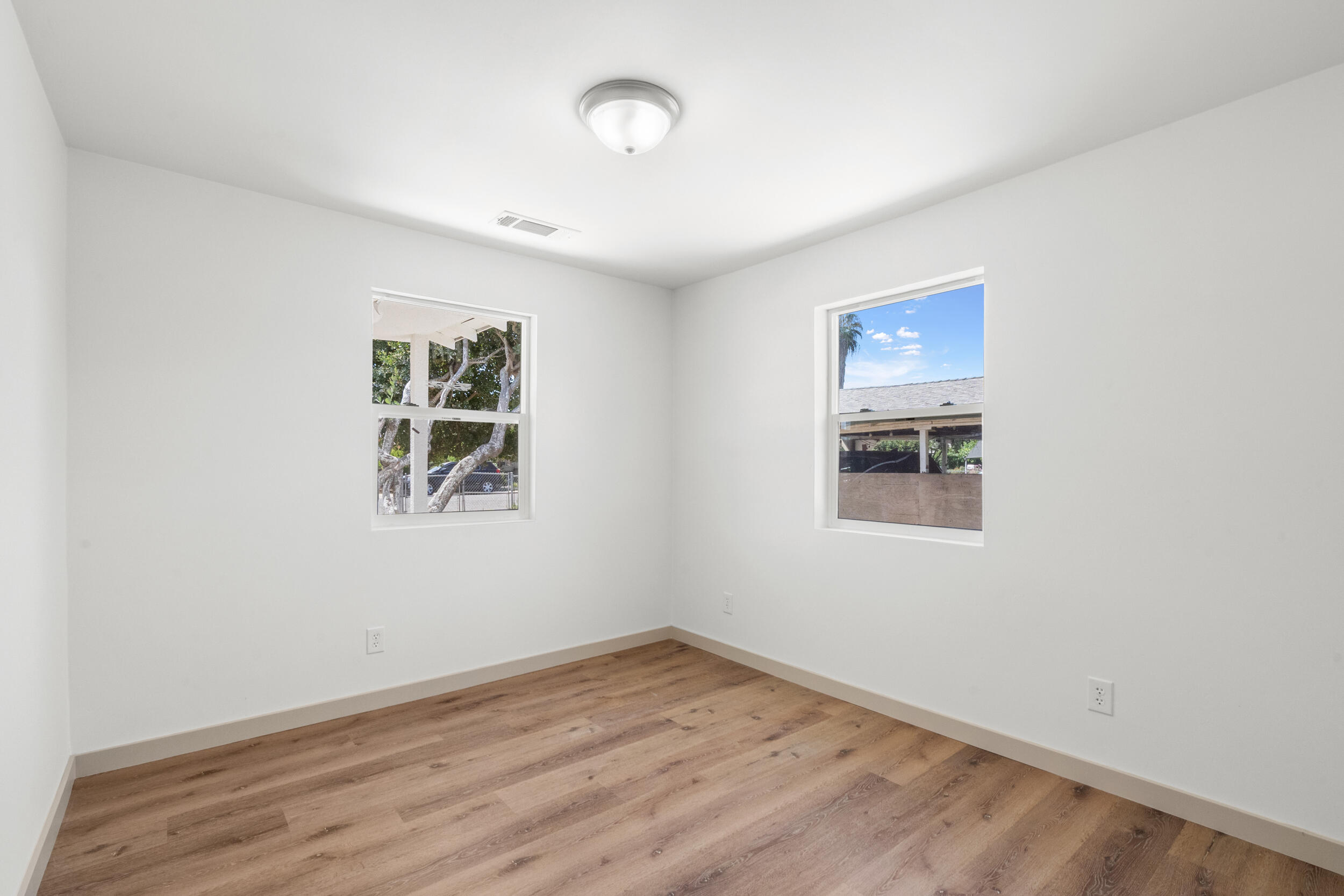 460 S Shasta Ave, Farmersville, CA 93223