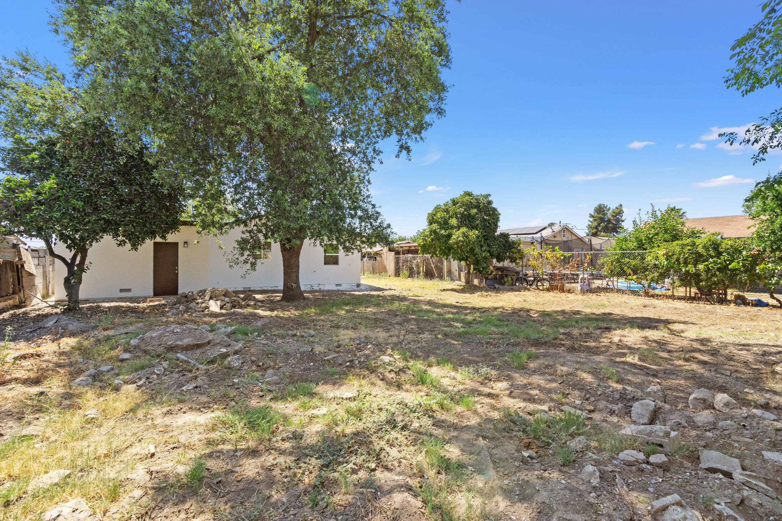 460 S Shasta Ave, Farmersville, CA 93223