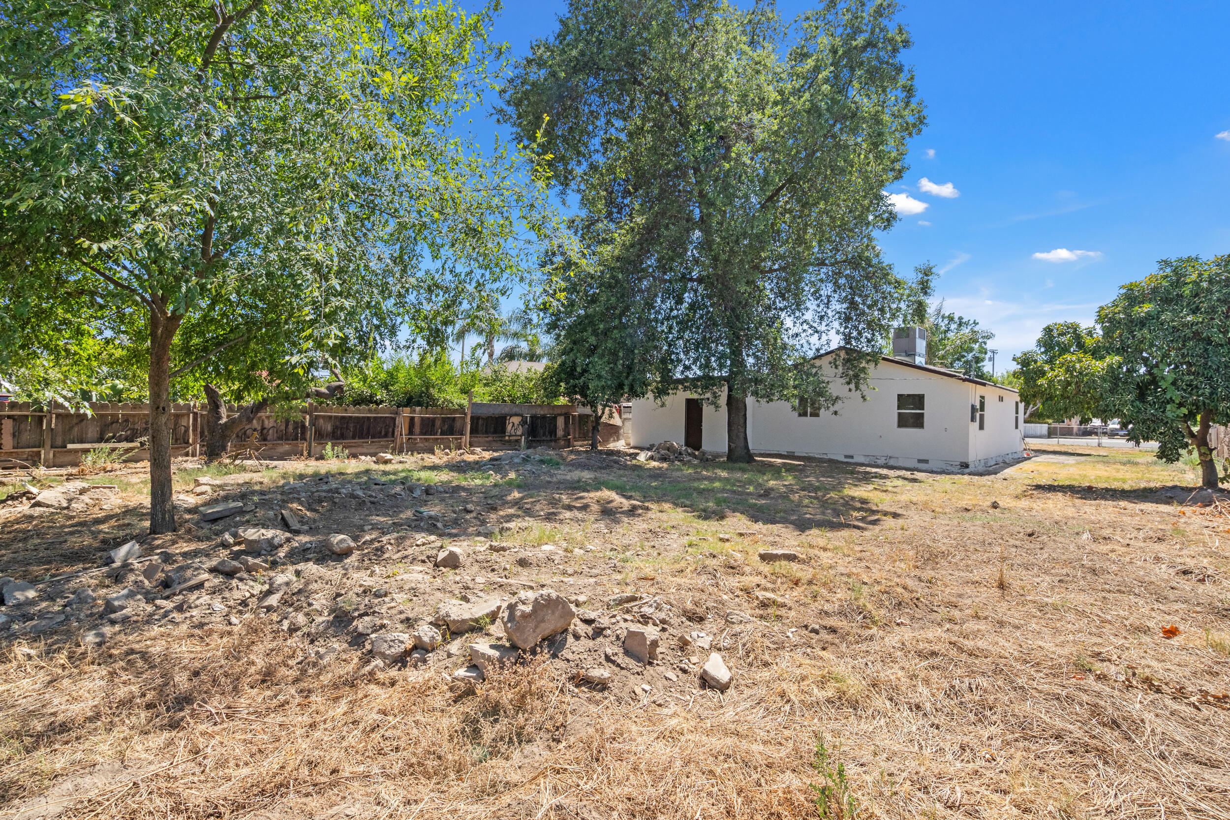 460 S Shasta Ave, Farmersville, CA 93223