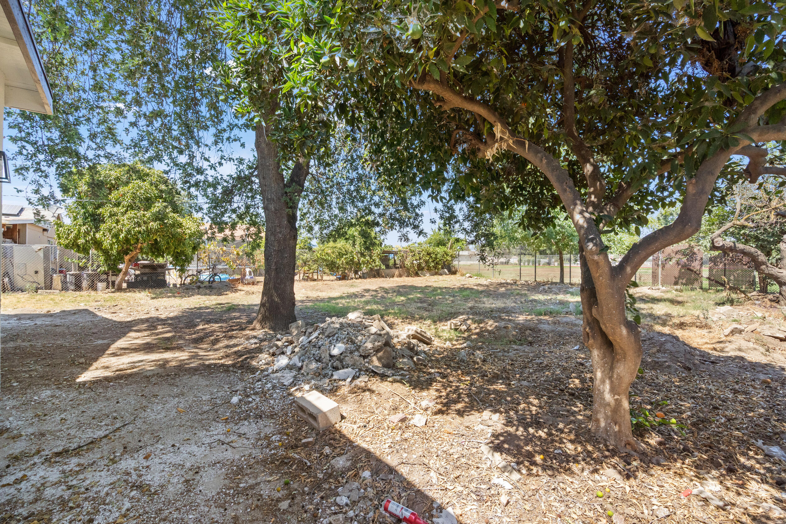460 S Shasta Ave, Farmersville, CA 93223