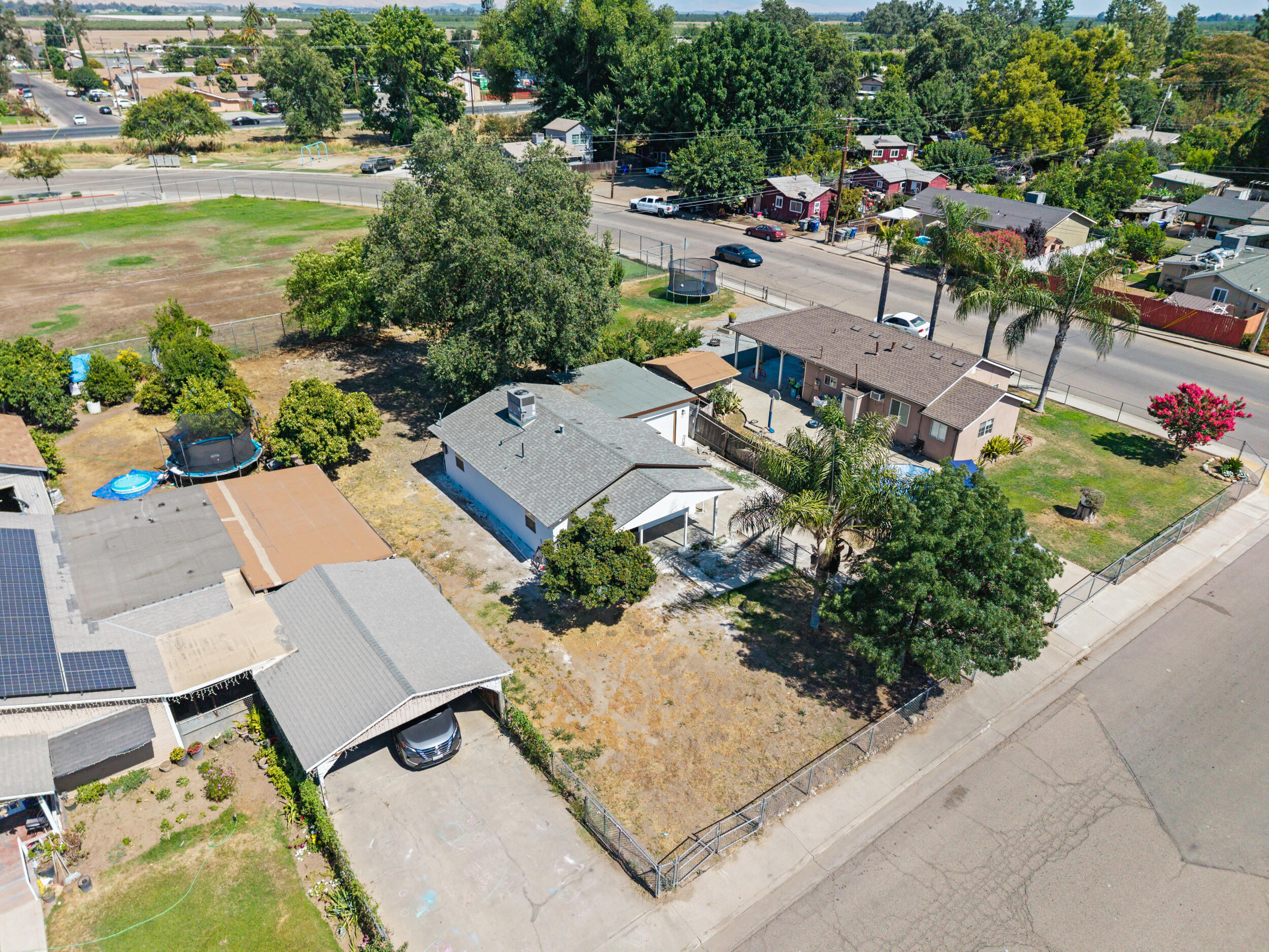 460 S Shasta Ave, Farmersville, CA 93223