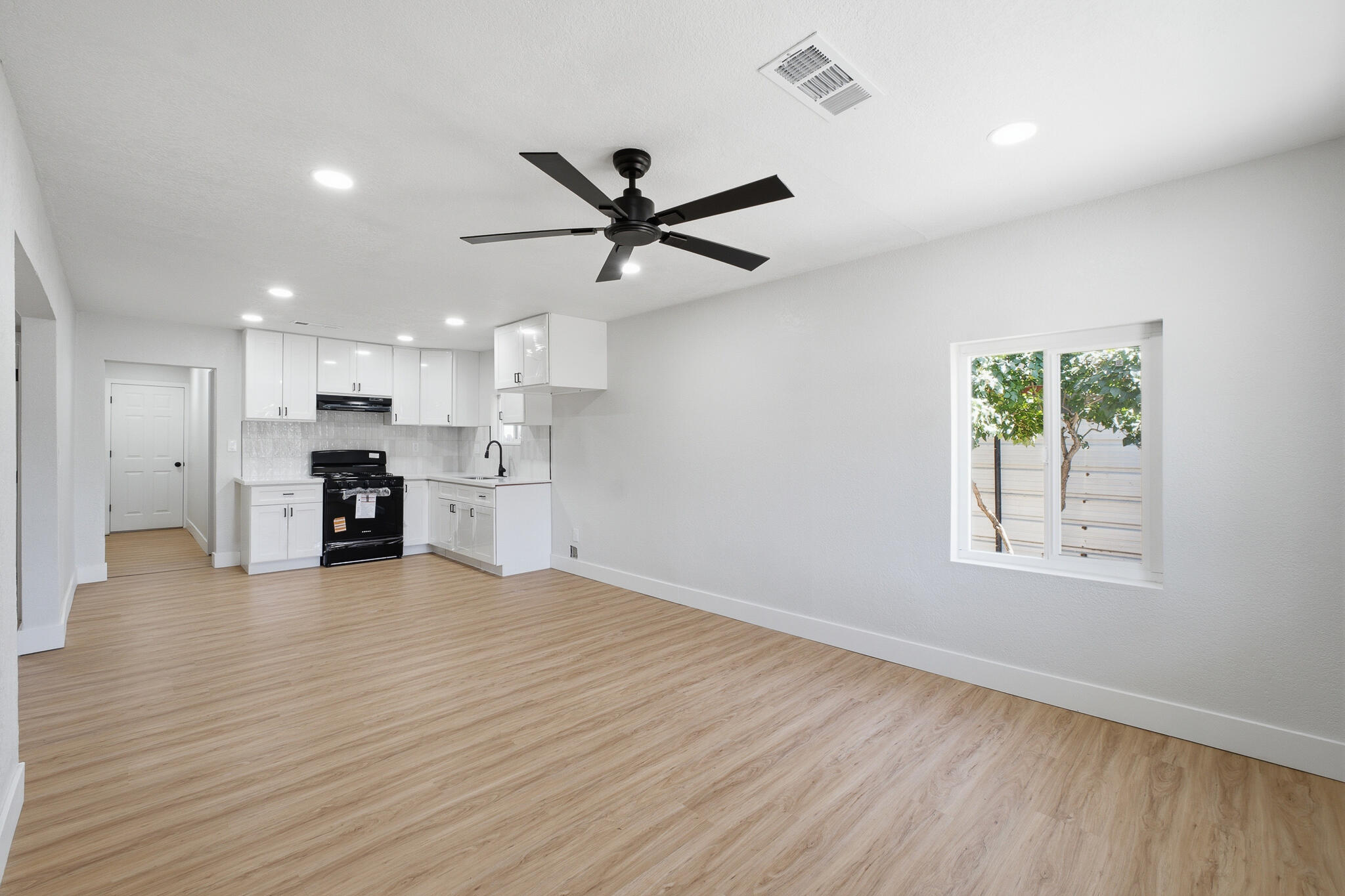 528 N Brundage Ave, Farmersville, CA 93223
