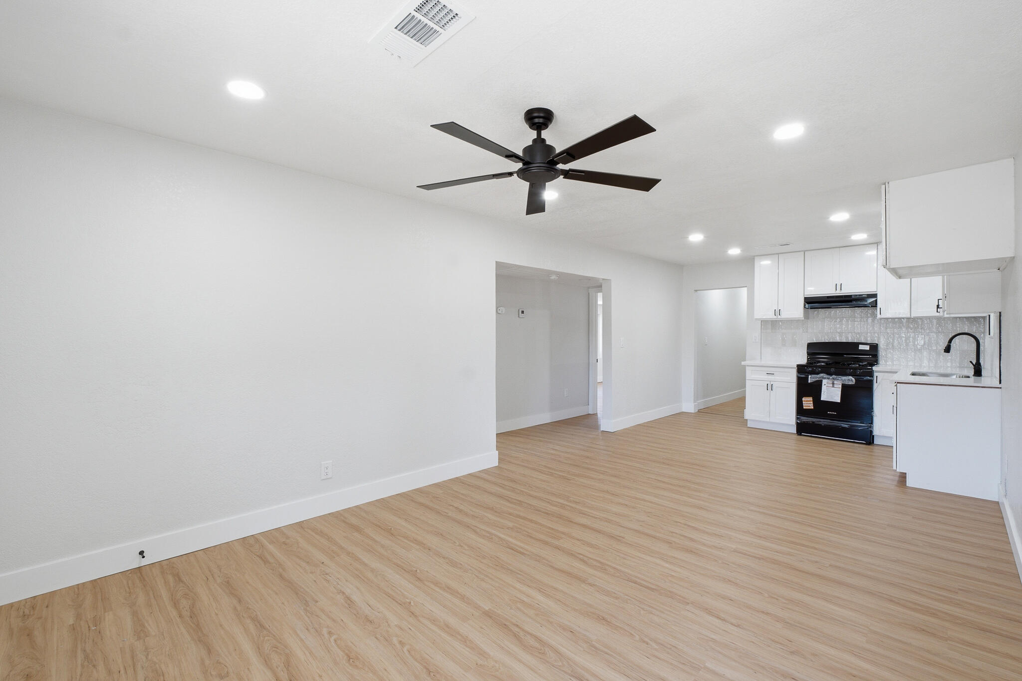 528 N Brundage Ave, Farmersville, CA 93223