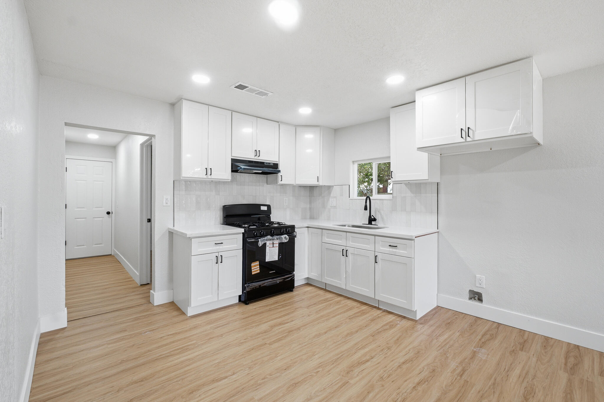 528 N Brundage Ave, Farmersville, CA 93223