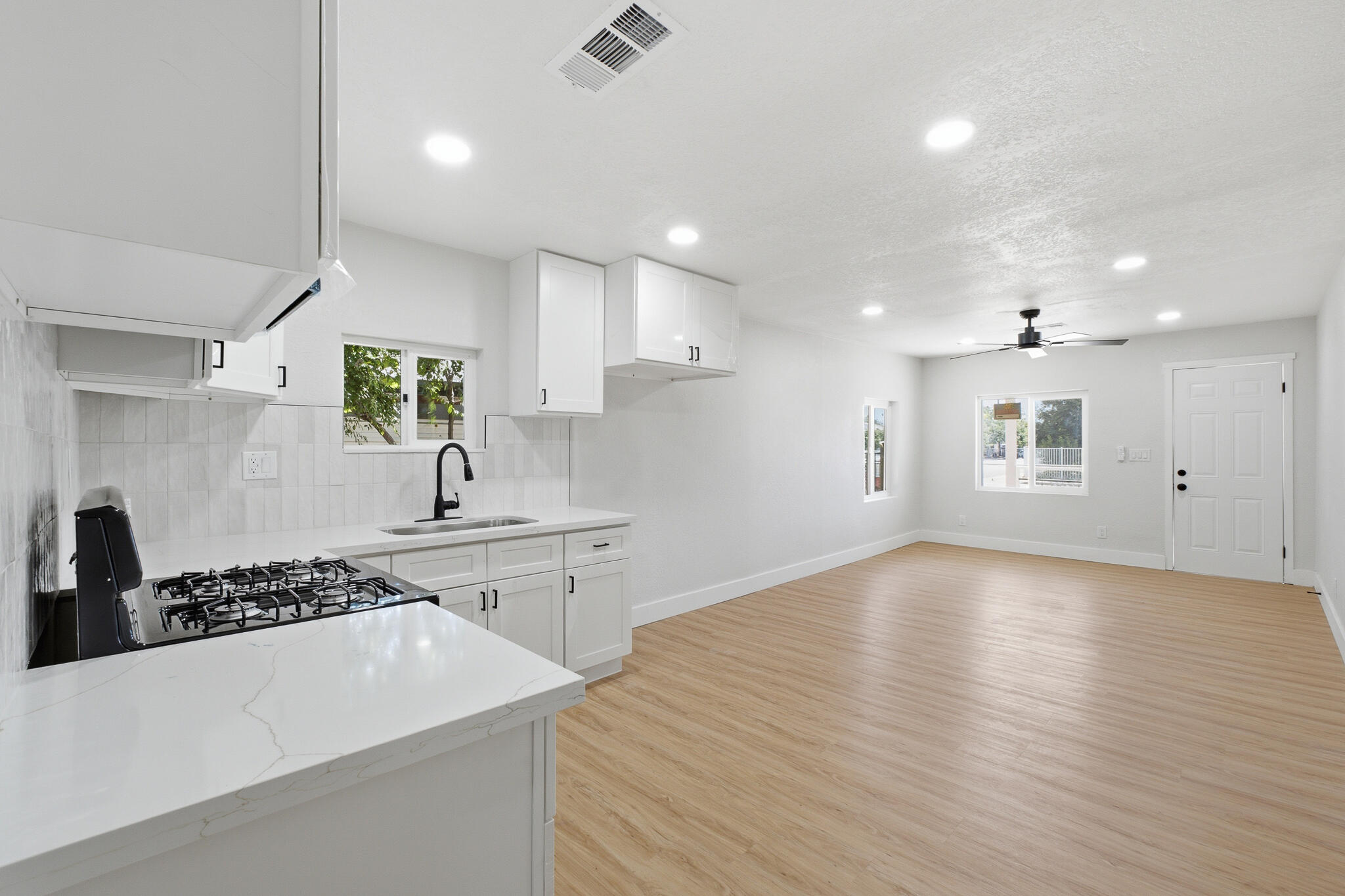 528 N Brundage Ave, Farmersville, CA 93223