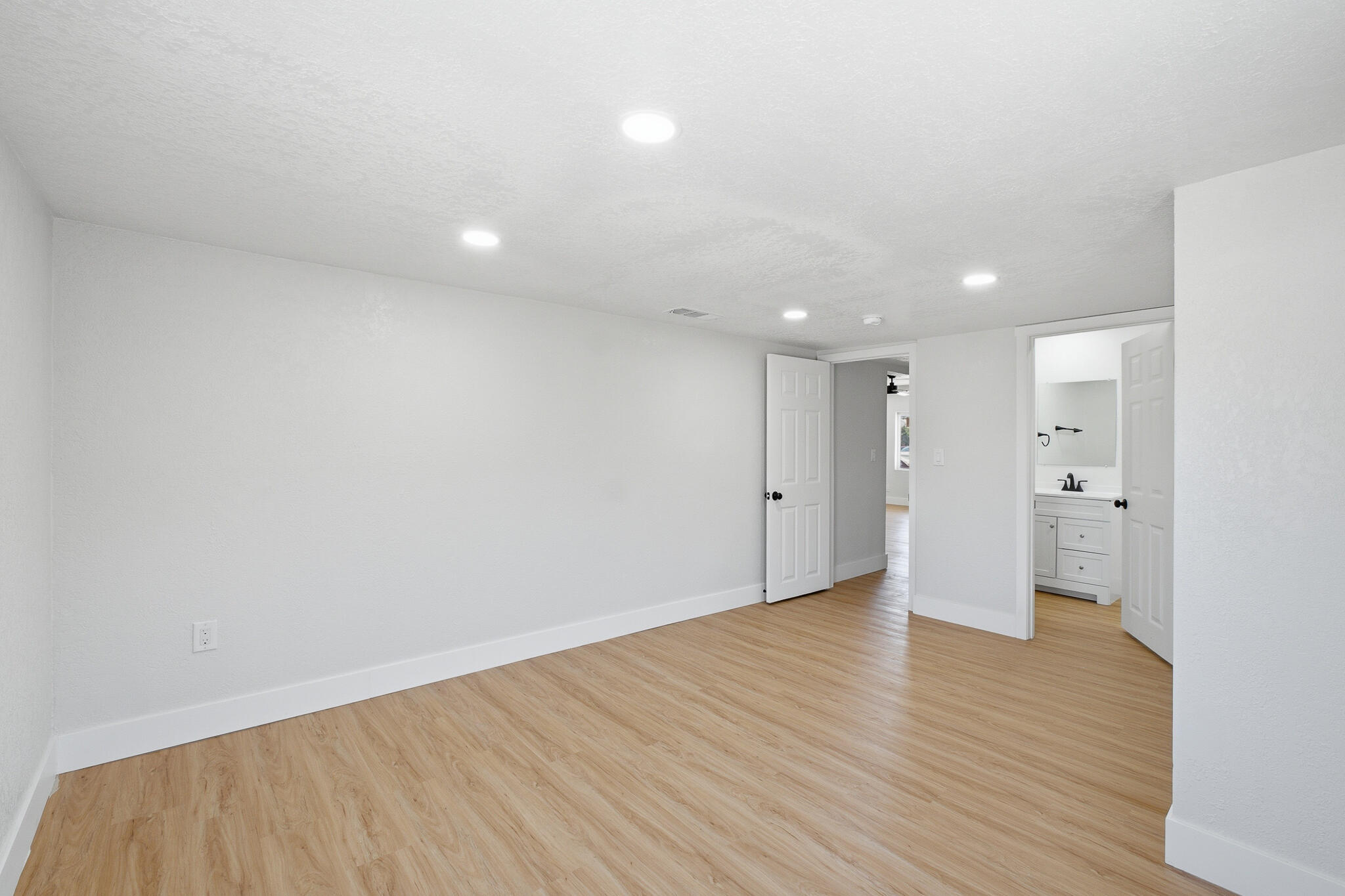 528 N Brundage Ave, Farmersville, CA 93223