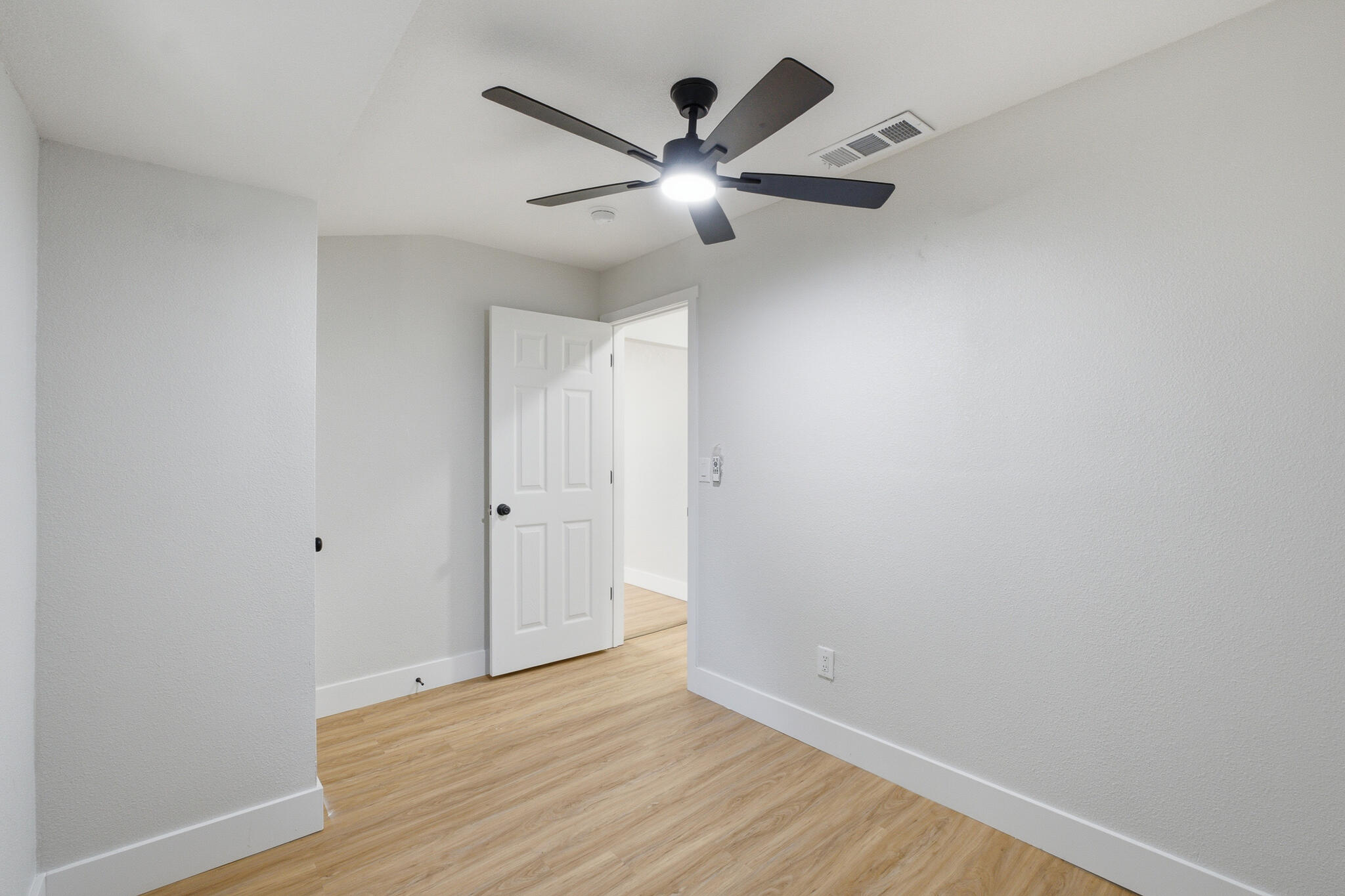 528 N Brundage Ave, Farmersville, CA 93223