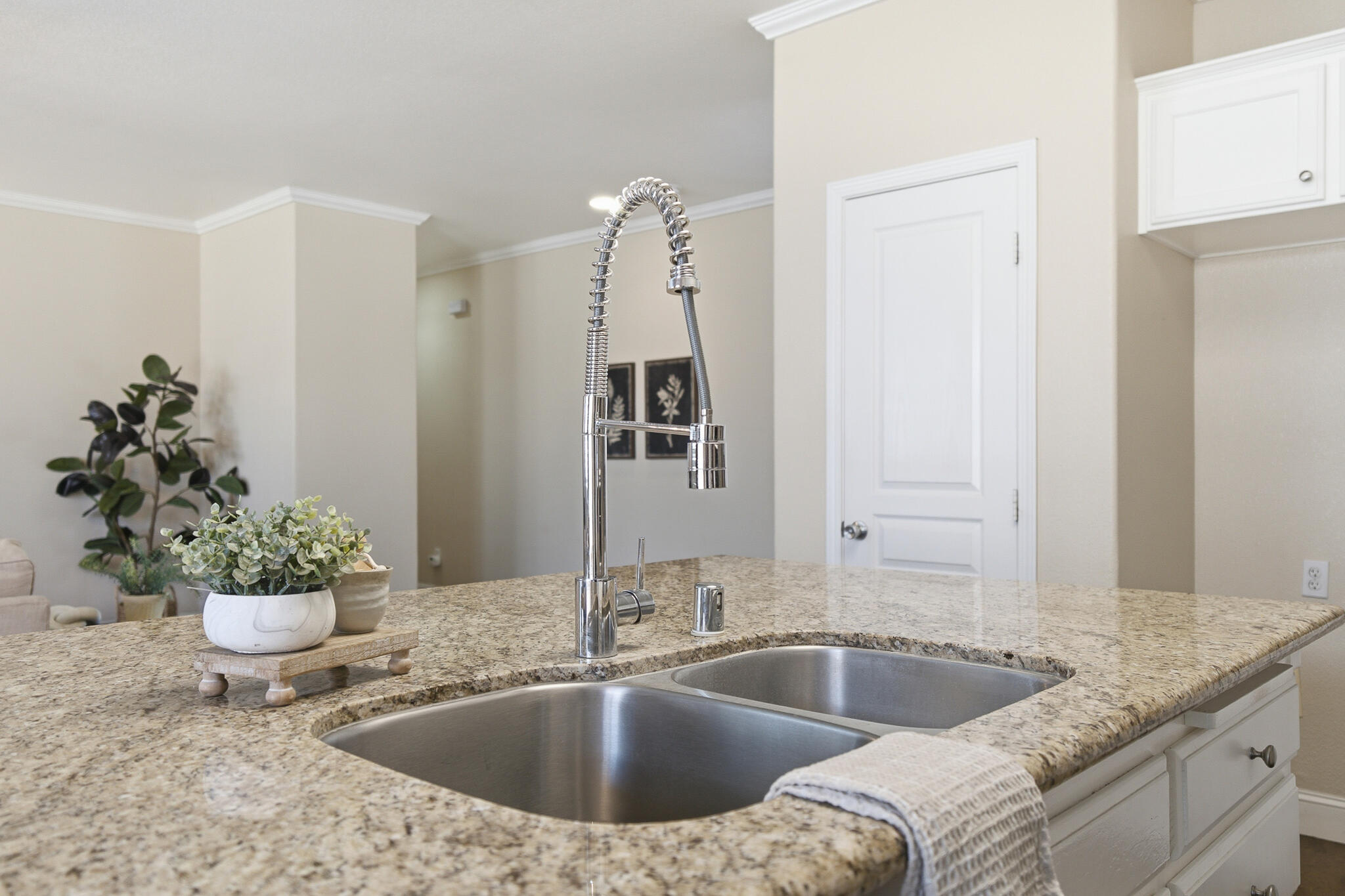 2037 N Vermont, Visalia, CA 93291