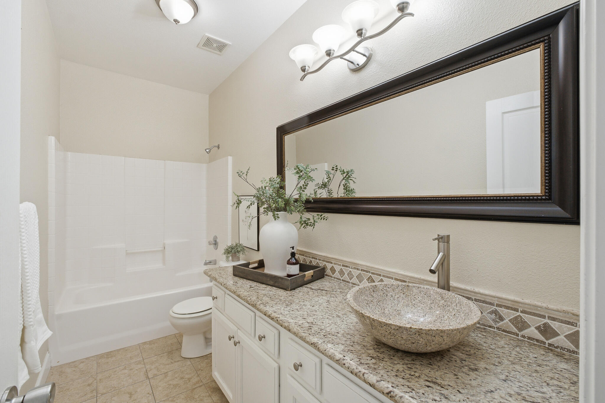 2037 N Vermont, Visalia, CA 93291