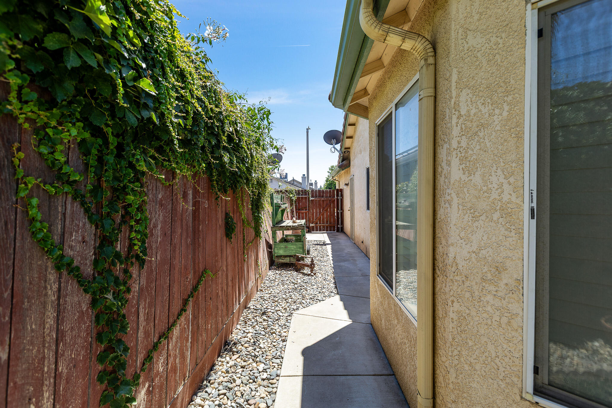 1722 W Julieann Ave, Porterville, CA 93257