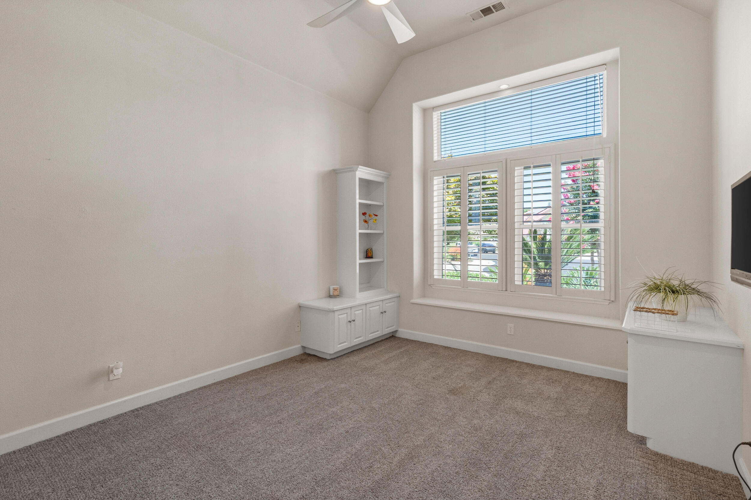 5709 W Seeger Ct, Visalia, CA 93277