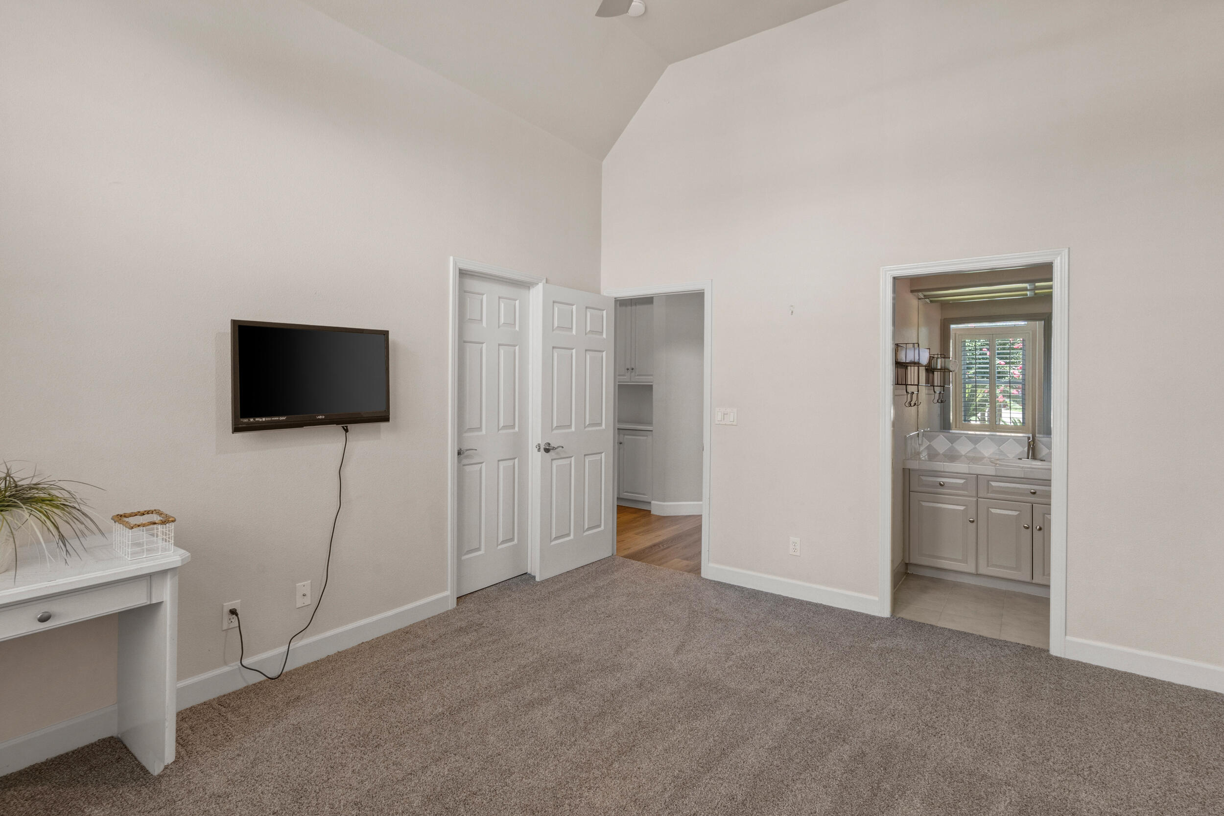 5709 W Seeger Ct, Visalia, CA 93277