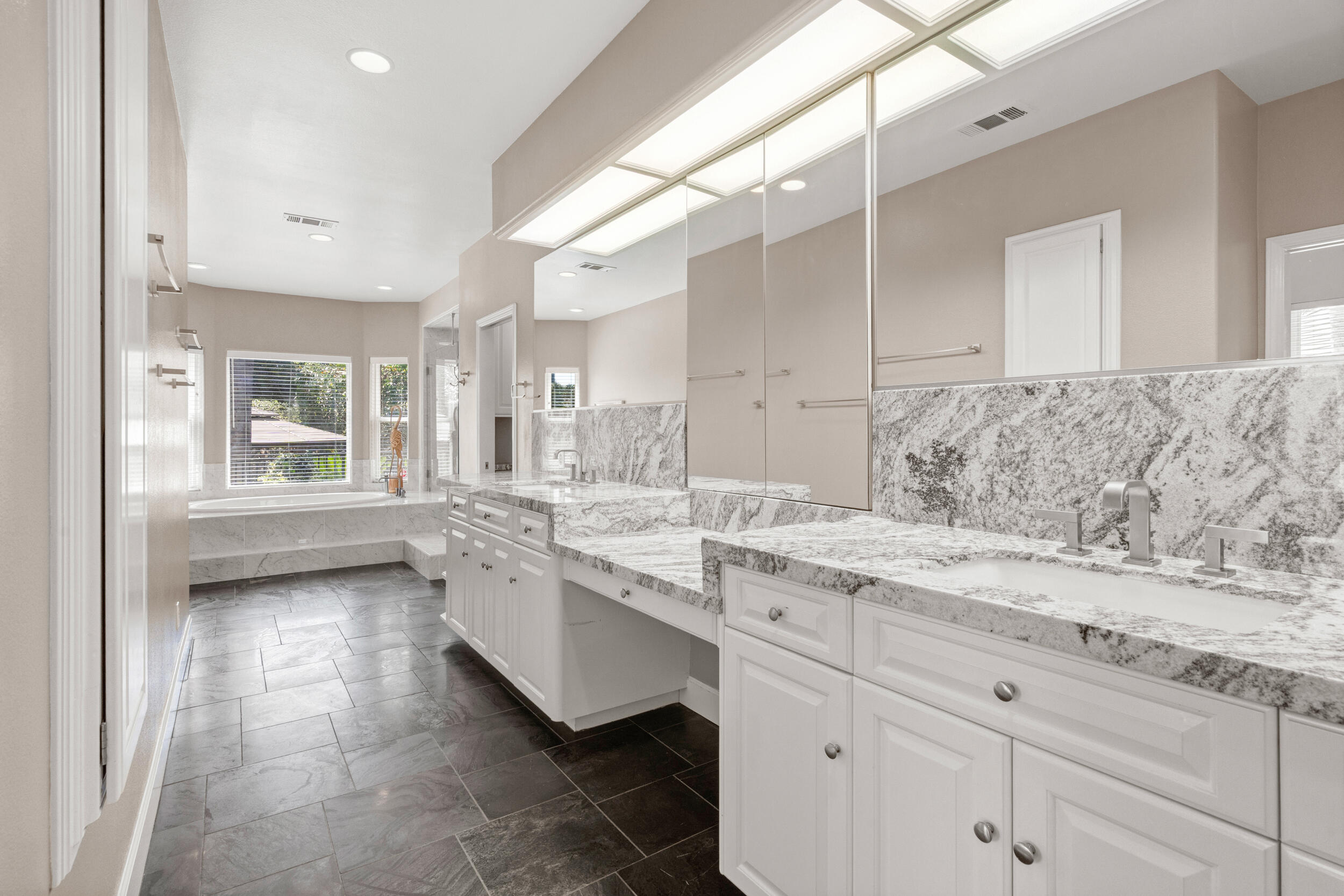 5709 W Seeger Ct, Visalia, CA 93277