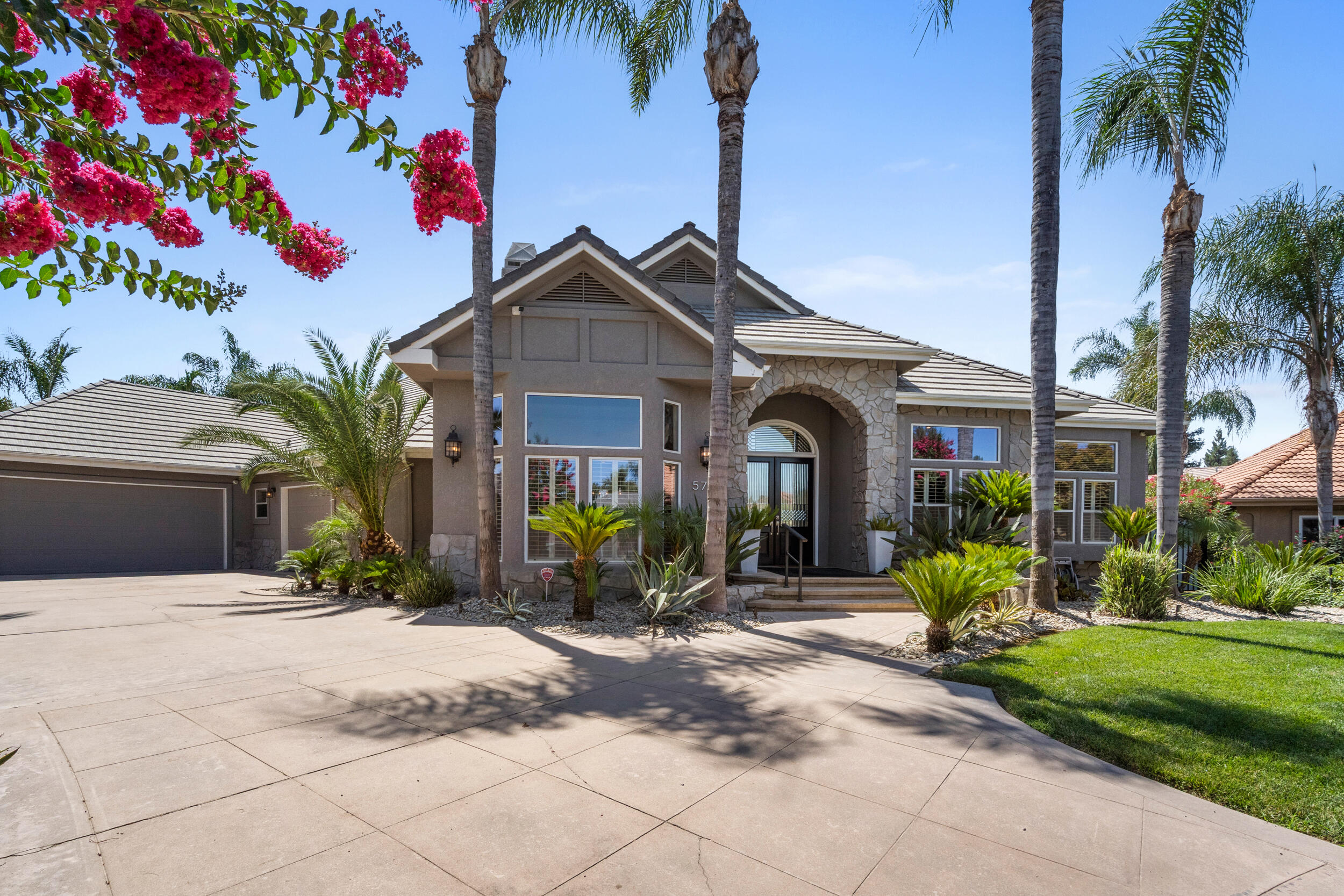 5709 W Seeger Ct, Visalia, CA 93277
