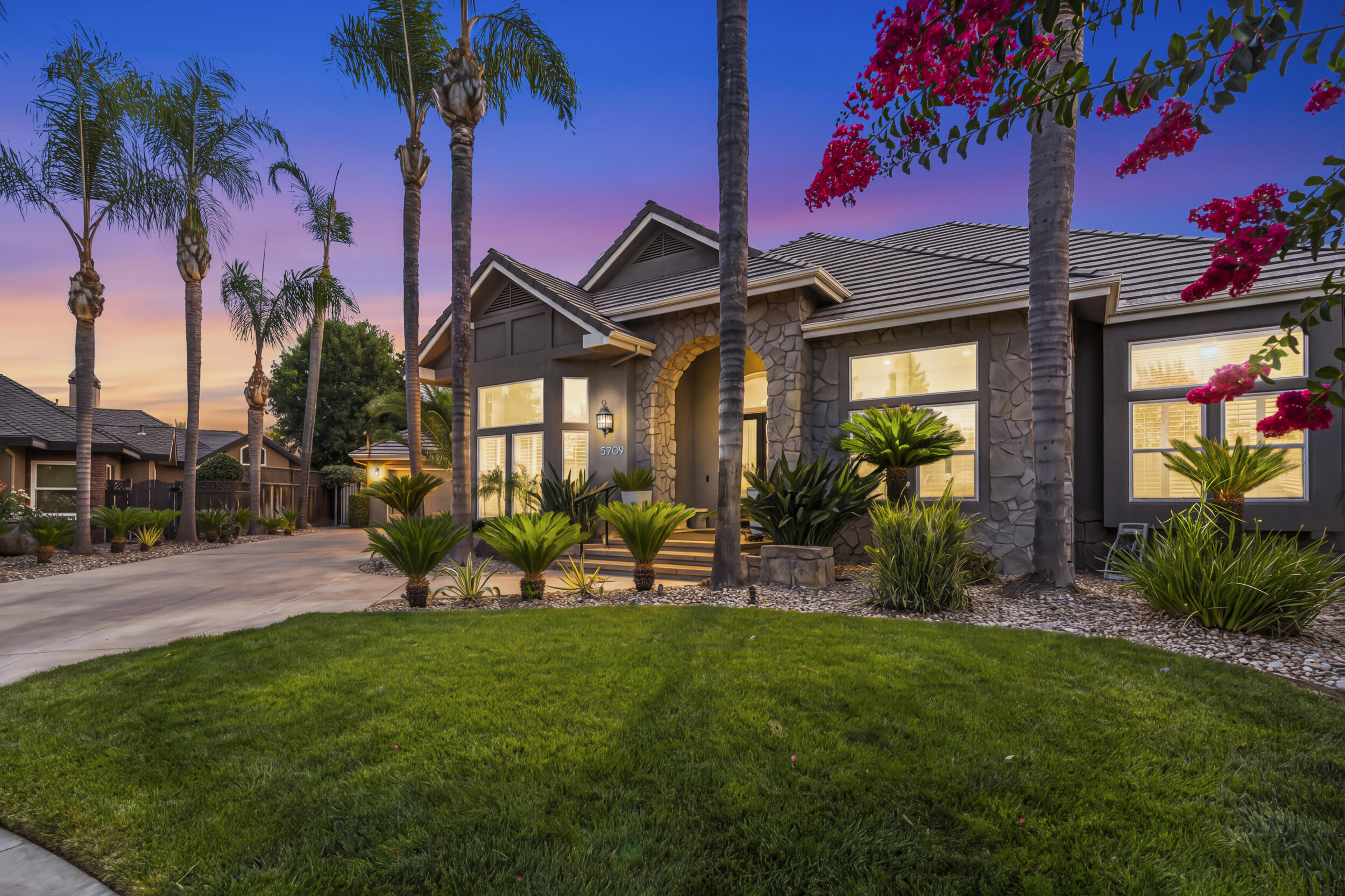 5709 W Seeger Ct, Visalia, CA 93277