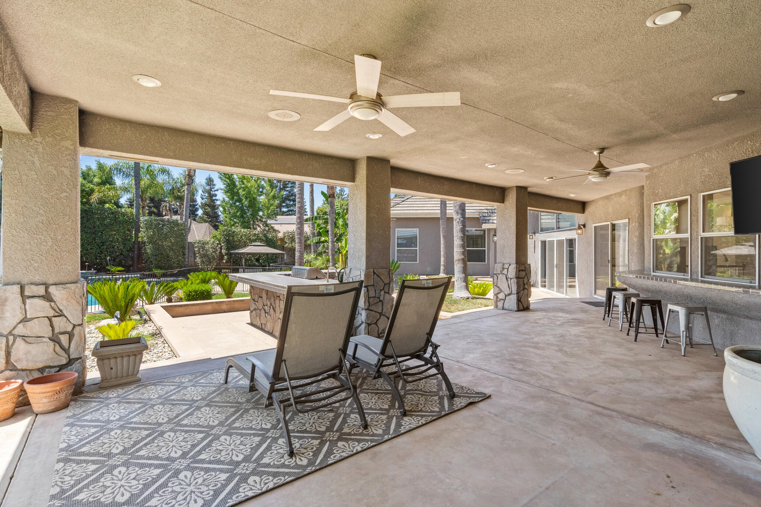5709 W Seeger Ct, Visalia, CA 93277