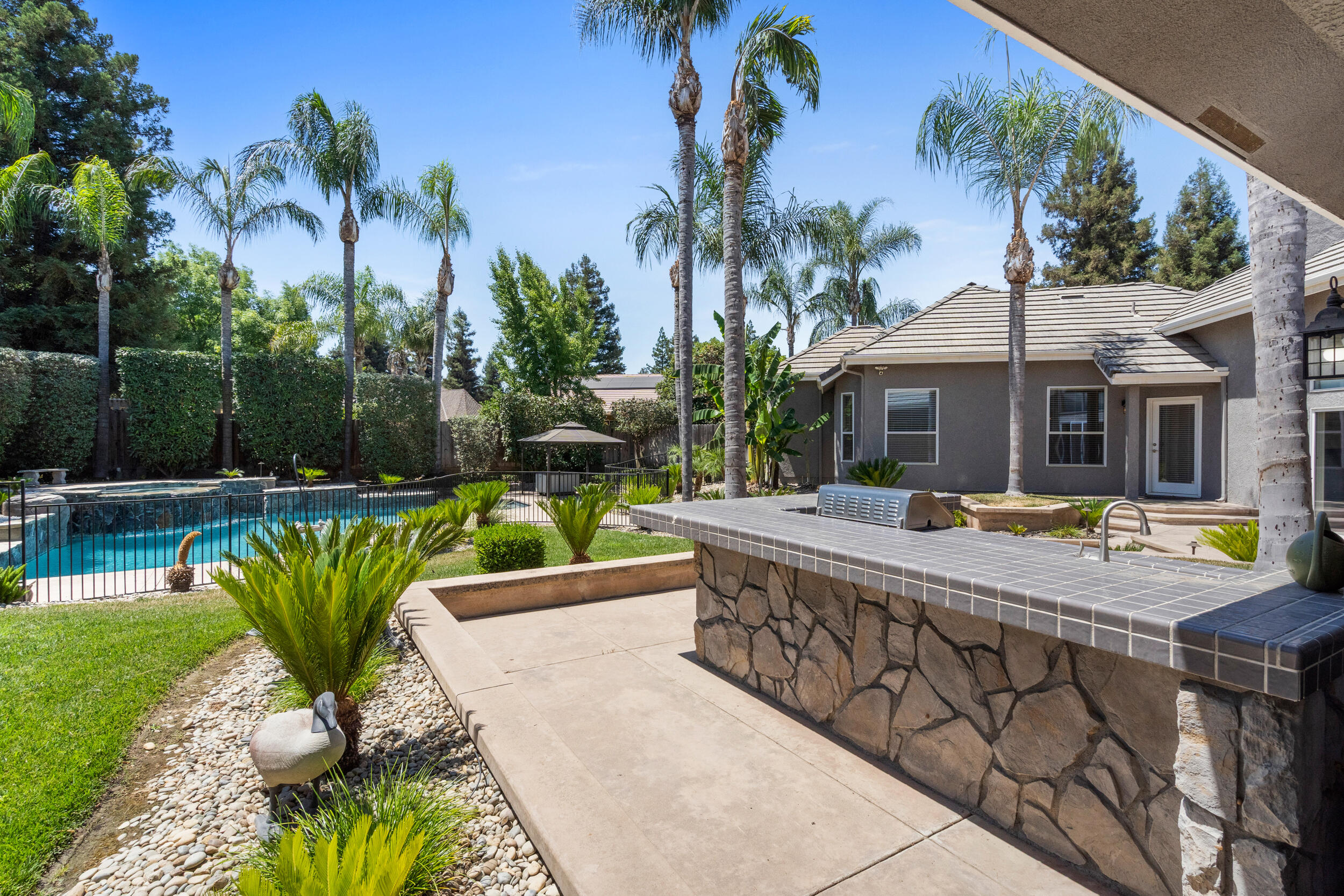 5709 W Seeger Ct, Visalia, CA 93277