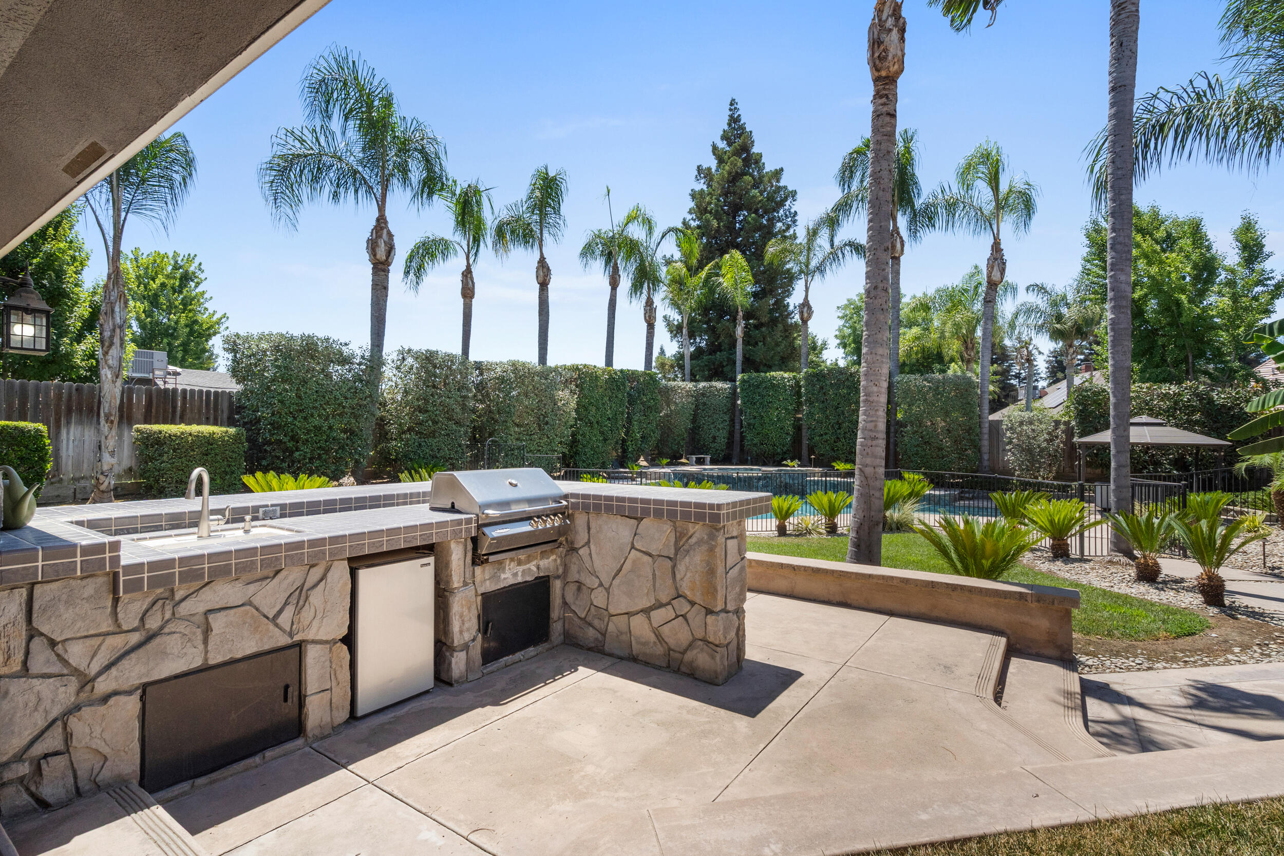 5709 W Seeger Ct, Visalia, CA 93277