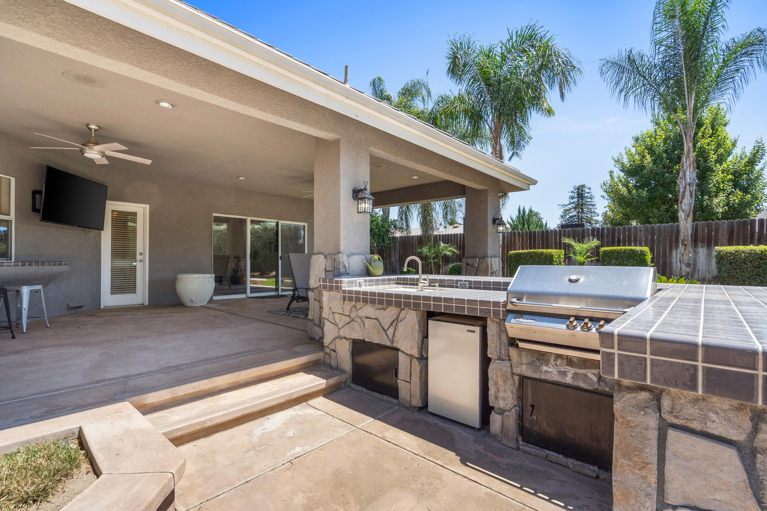 5709 W Seeger Ct, Visalia, CA 93277