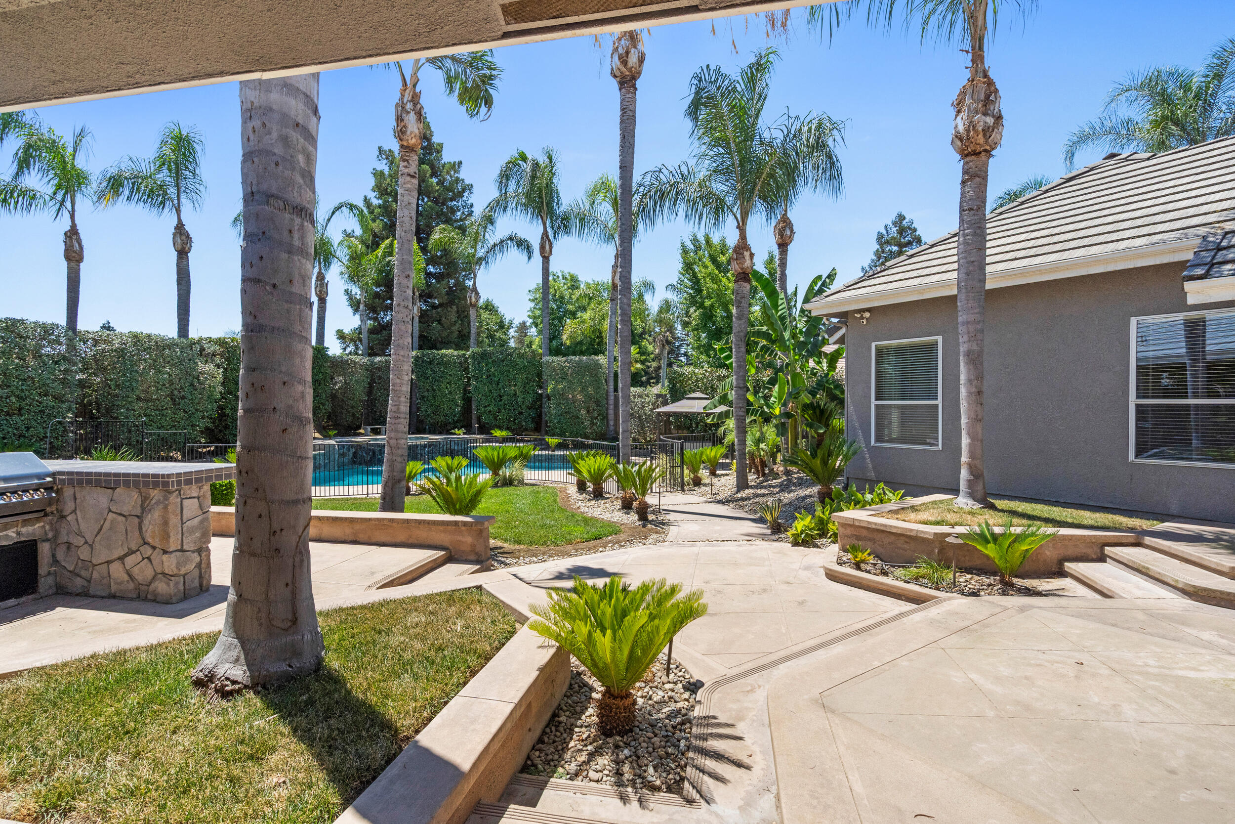 5709 W Seeger Ct, Visalia, CA 93277