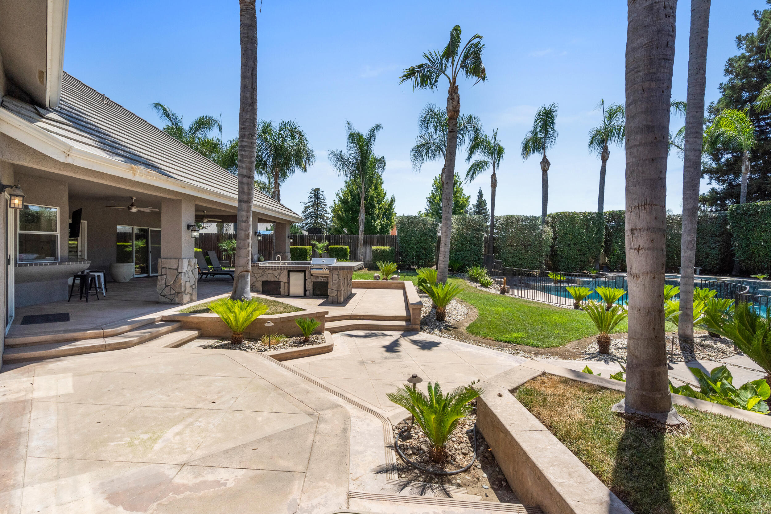 5709 W Seeger Ct, Visalia, CA 93277