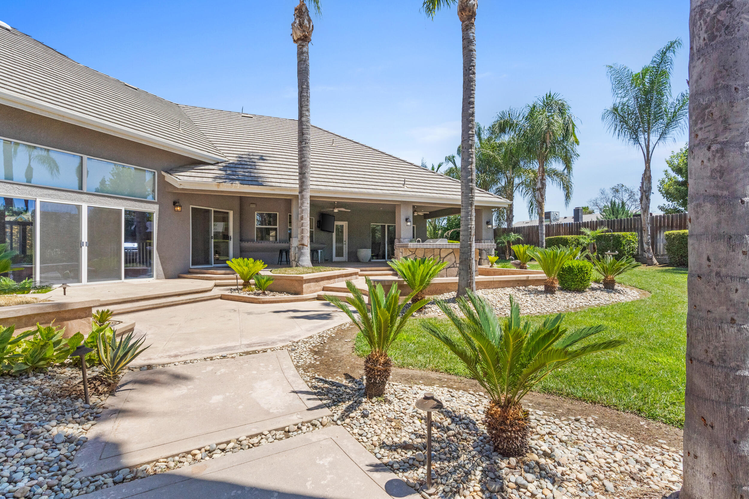 5709 W Seeger Ct, Visalia, CA 93277