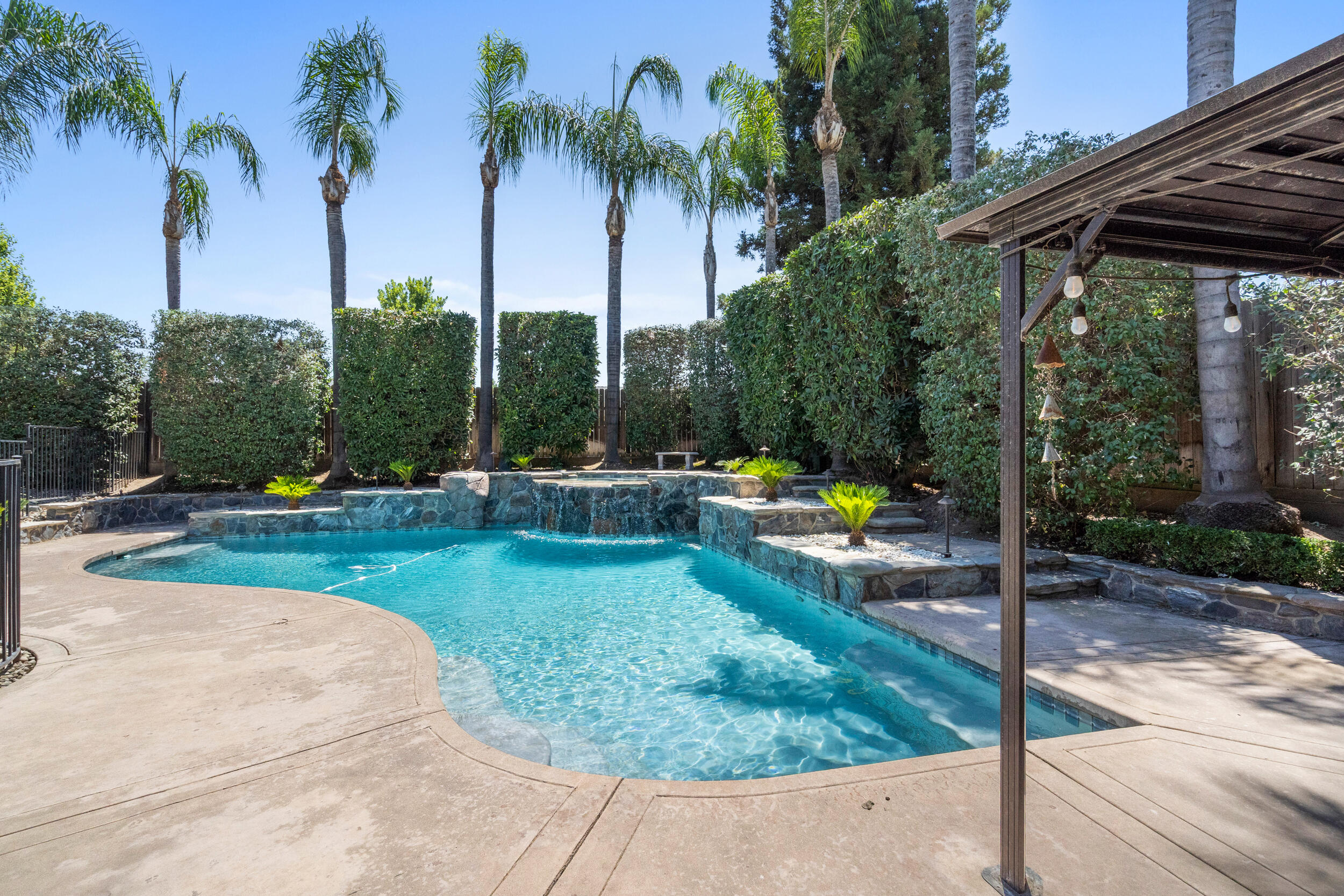 5709 W Seeger Ct, Visalia, CA 93277