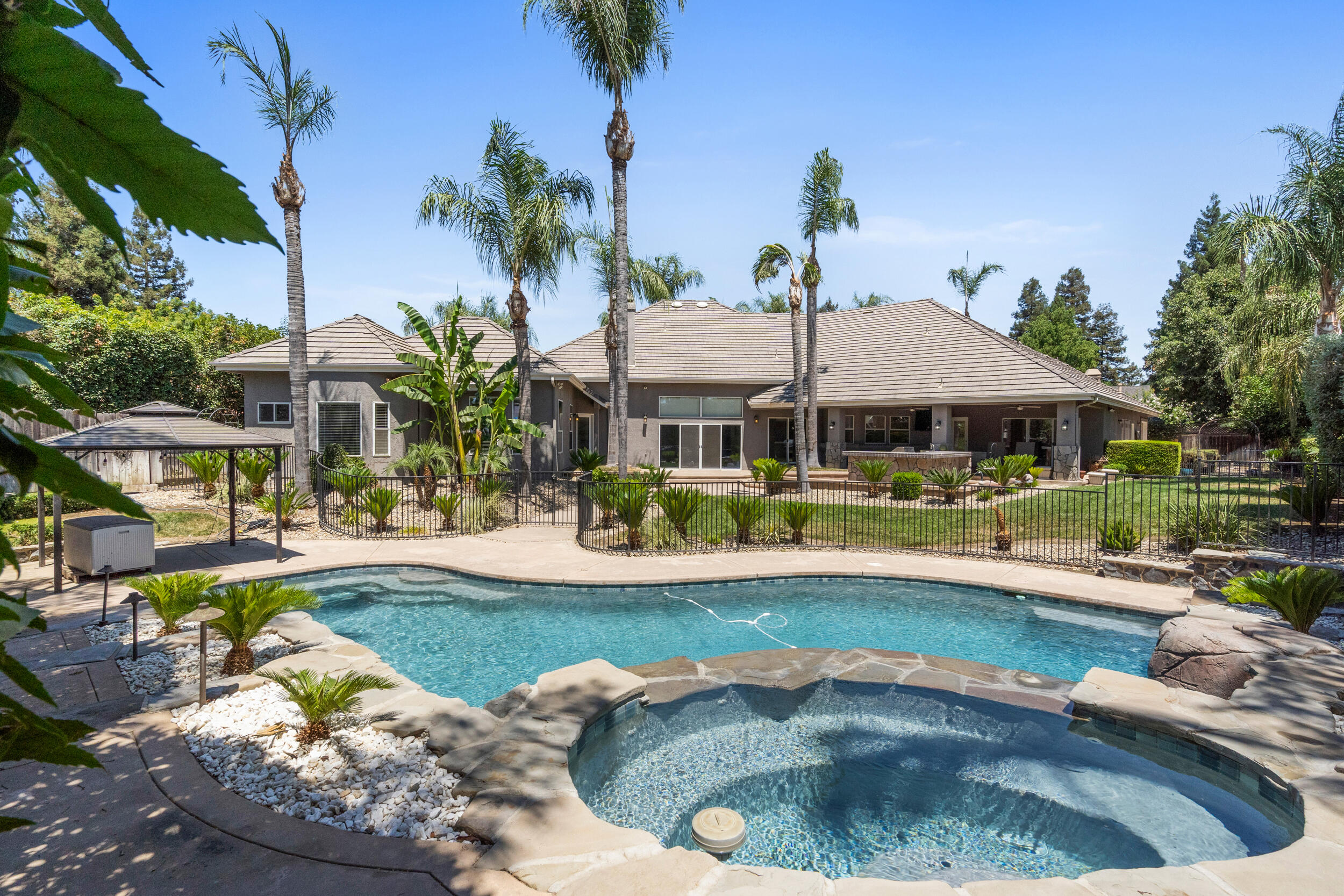 5709 W Seeger Ct, Visalia, CA 93277