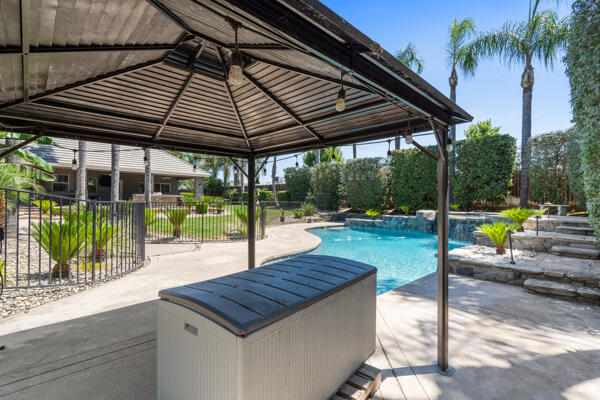 5709 W Seeger Ct, Visalia, CA 93277