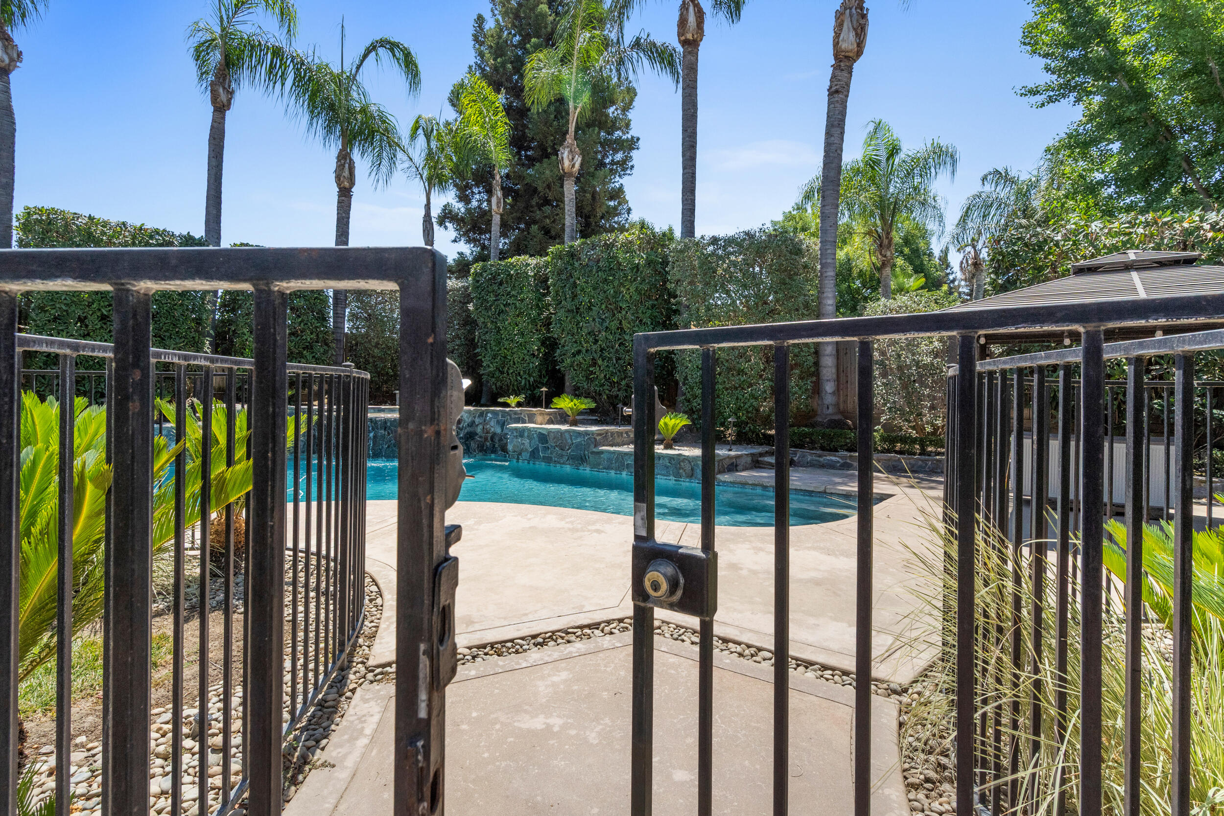 5709 W Seeger Ct, Visalia, CA 93277