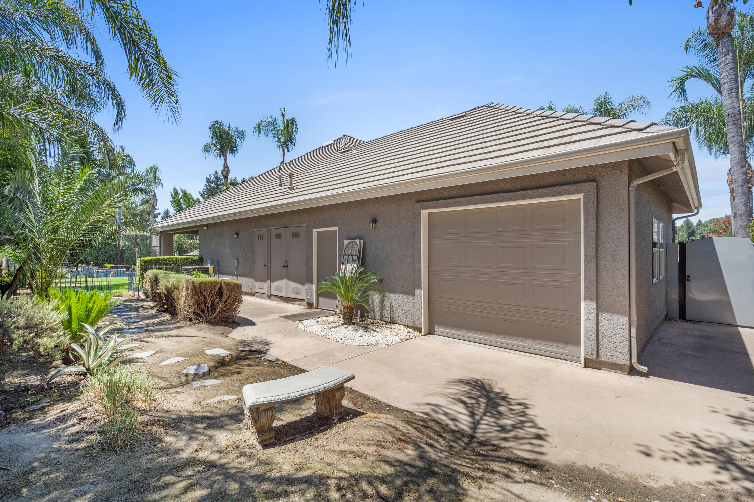 5709 W Seeger Ct, Visalia, CA 93277
