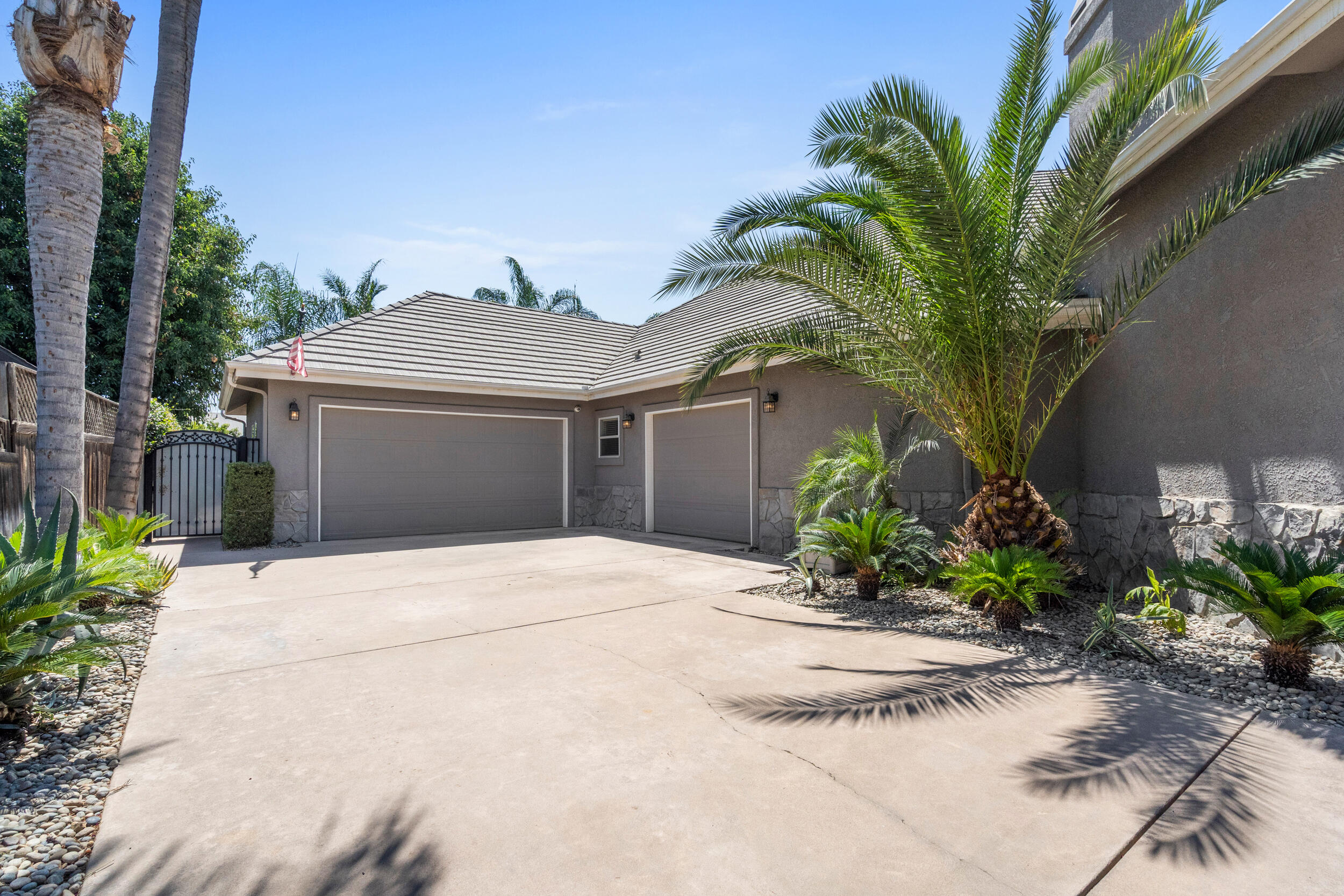 5709 W Seeger Ct, Visalia, CA 93277